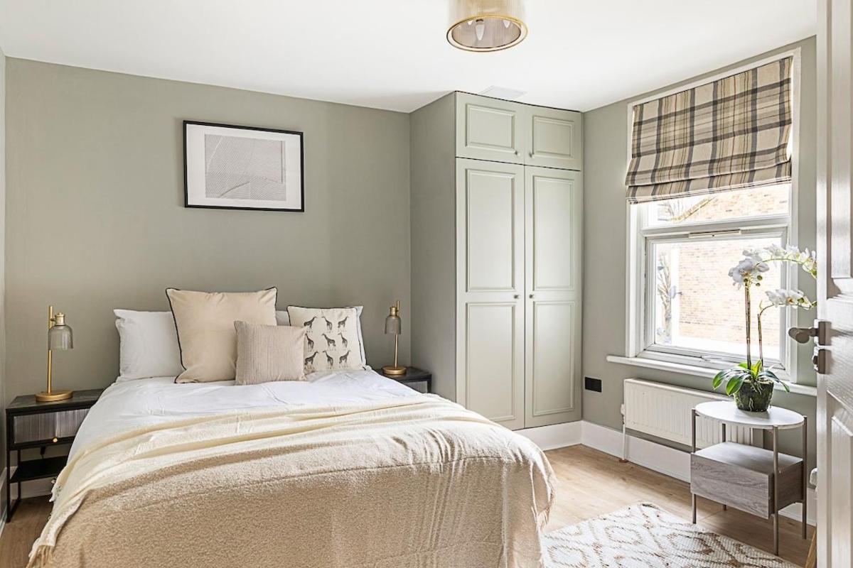 Serenity - Fulham Eve, Sleeps 14 Apartment London