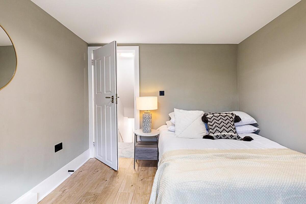Apartment Serenity - Fulham Eve, Sleeps 14 *