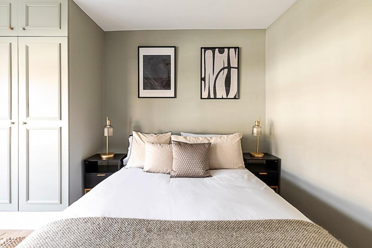 Serenity - Fulham Eve, Sleeps 14 Apartment