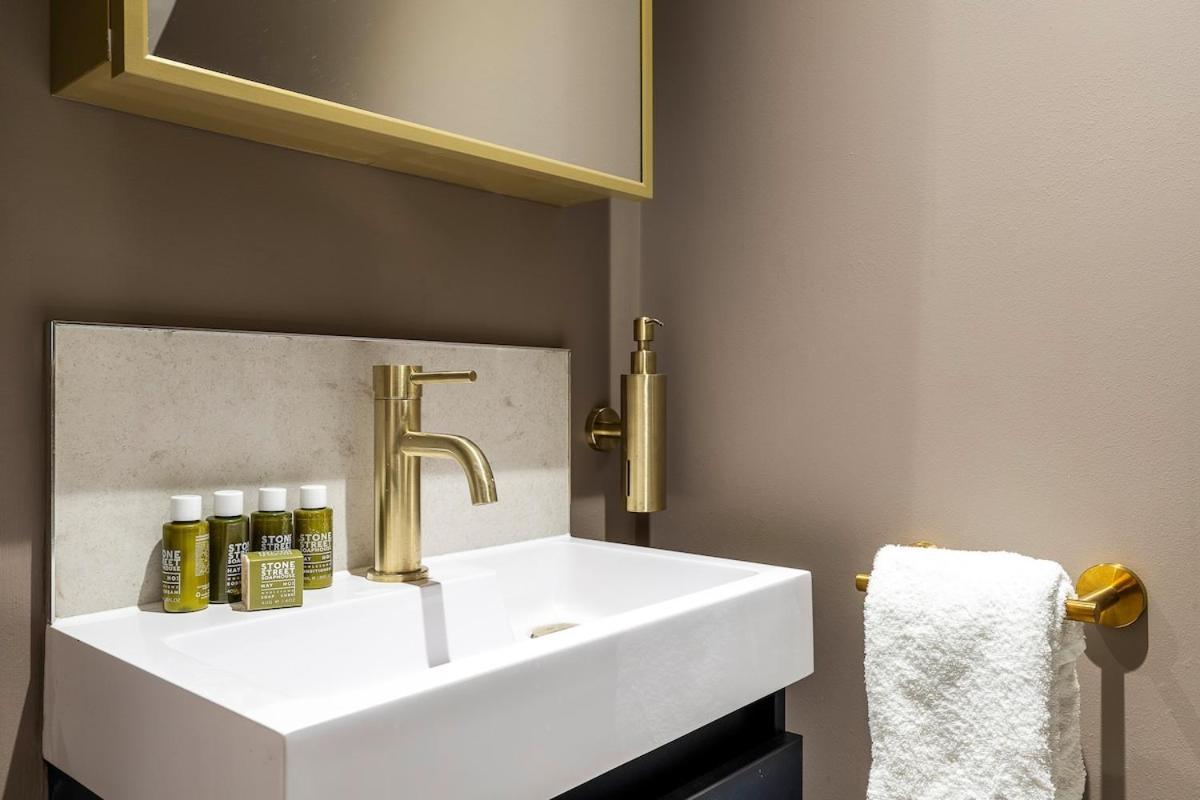 Serenity - Fulham Eve, Sleeps 14 Apartment London