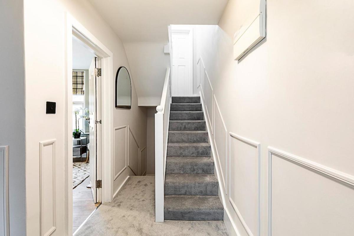 Apartment Serenity - Fulham Eve, Sleeps 14 London