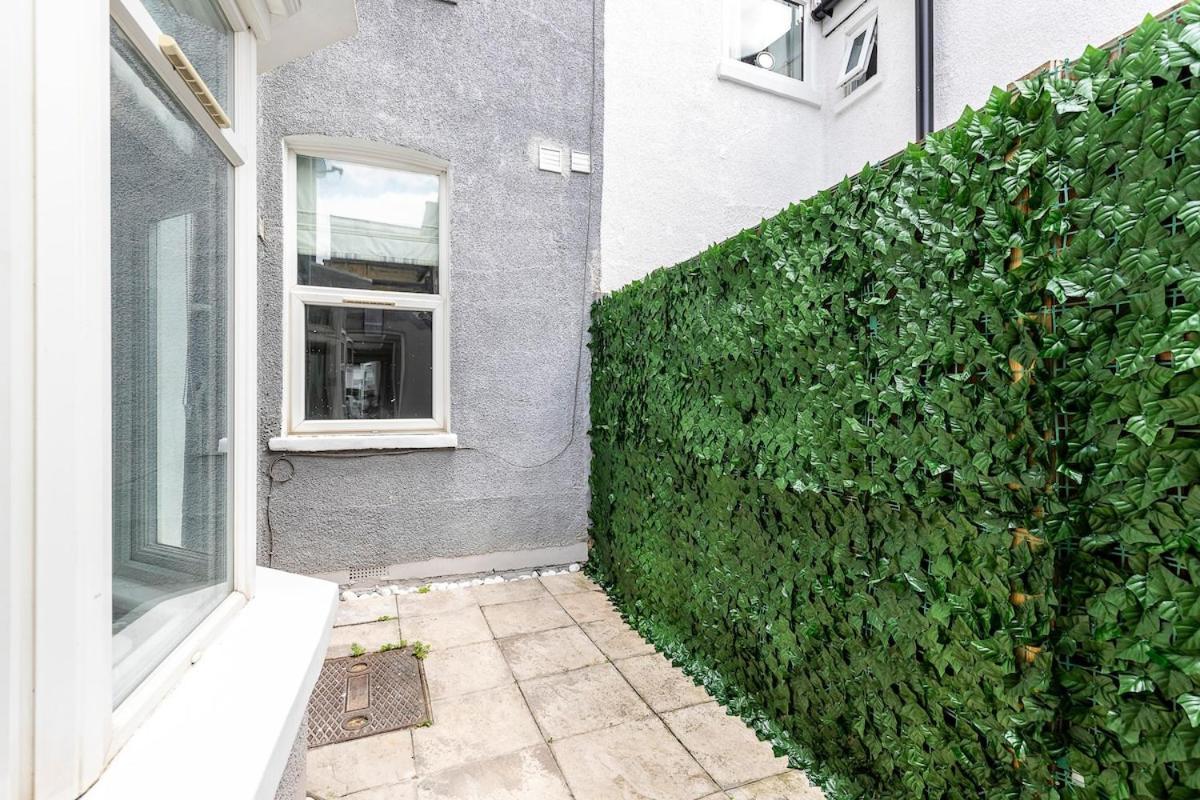Serenity - Fulham Eve, Sleeps 14 Apartment London