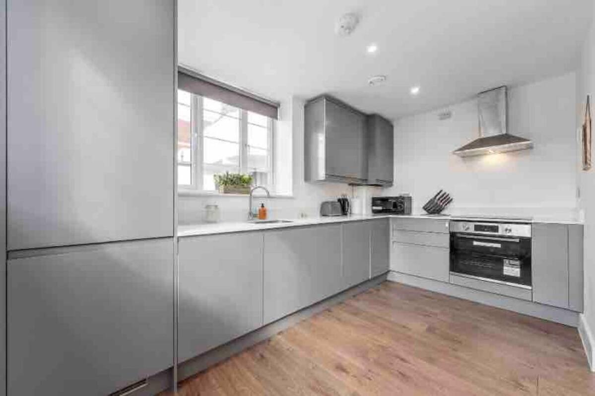 Sleep 6 Eye Victoria Vauxhall Wr4 * London