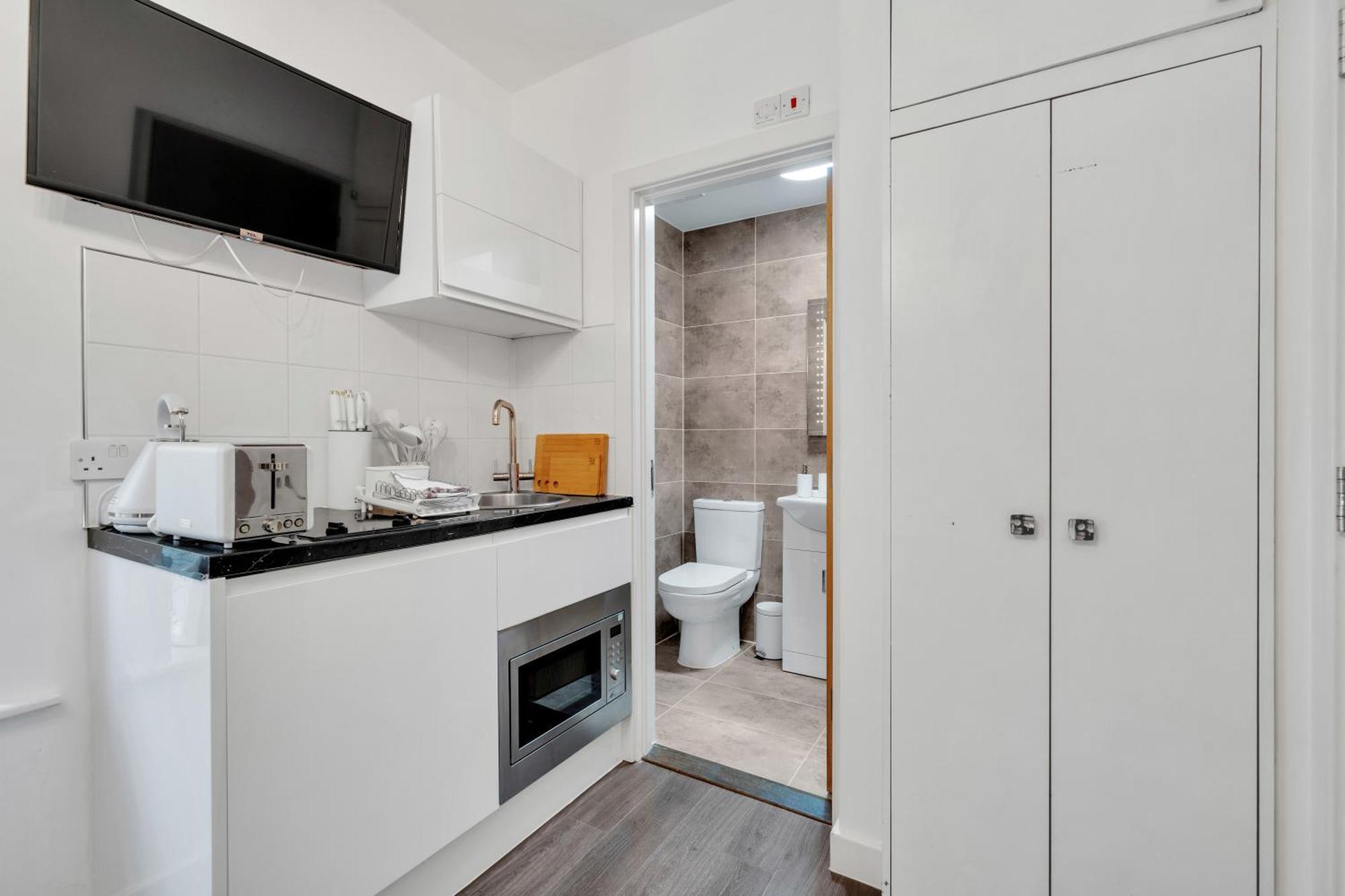 Urban Elegance Luxury Living With Kitchenette Lägenhet London