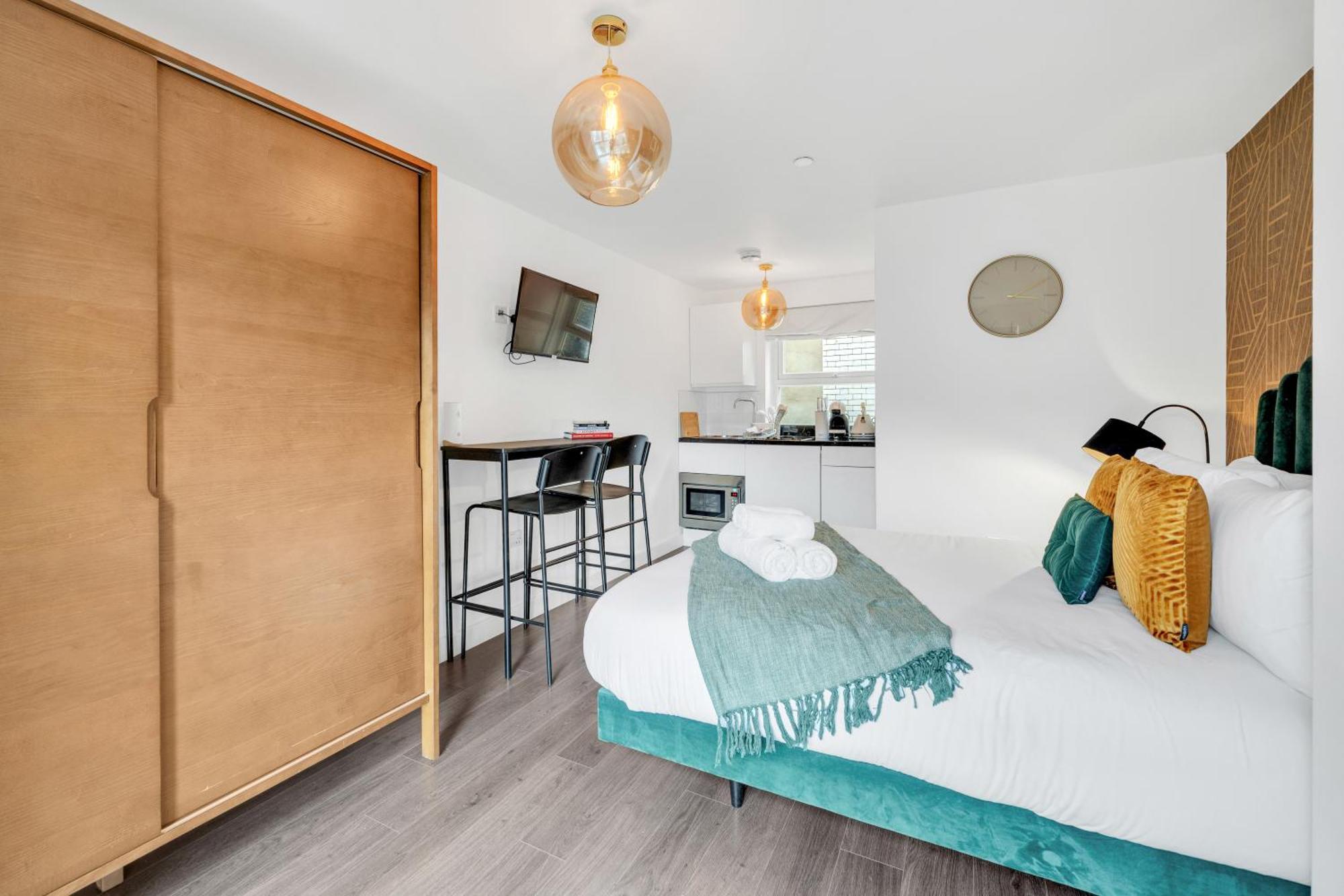 Urban Elegance Luxury Living With Kitchenette Lägenhet London