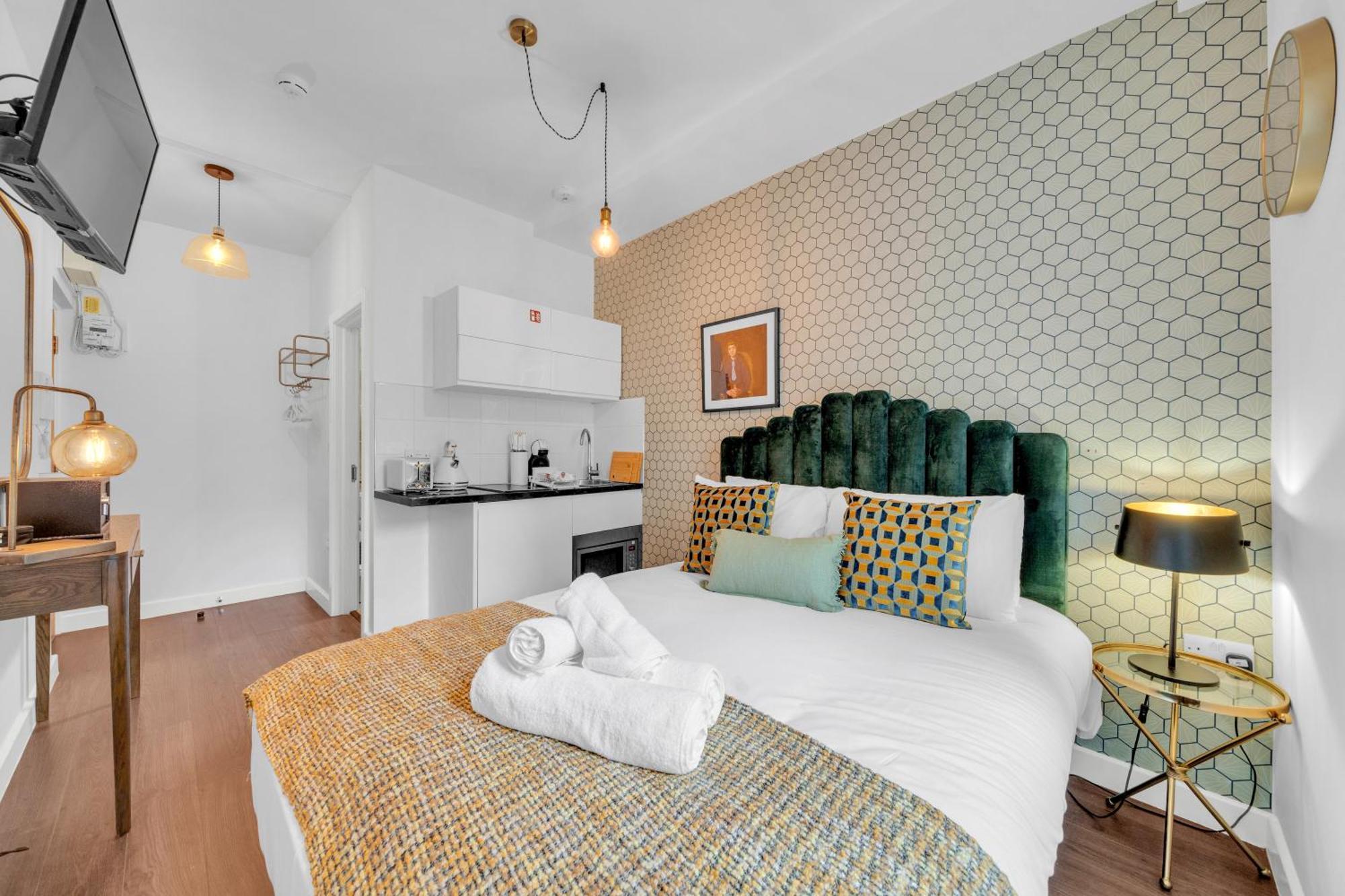 Urban Elegance Luxury Living With Kitchenette Lägenhet London