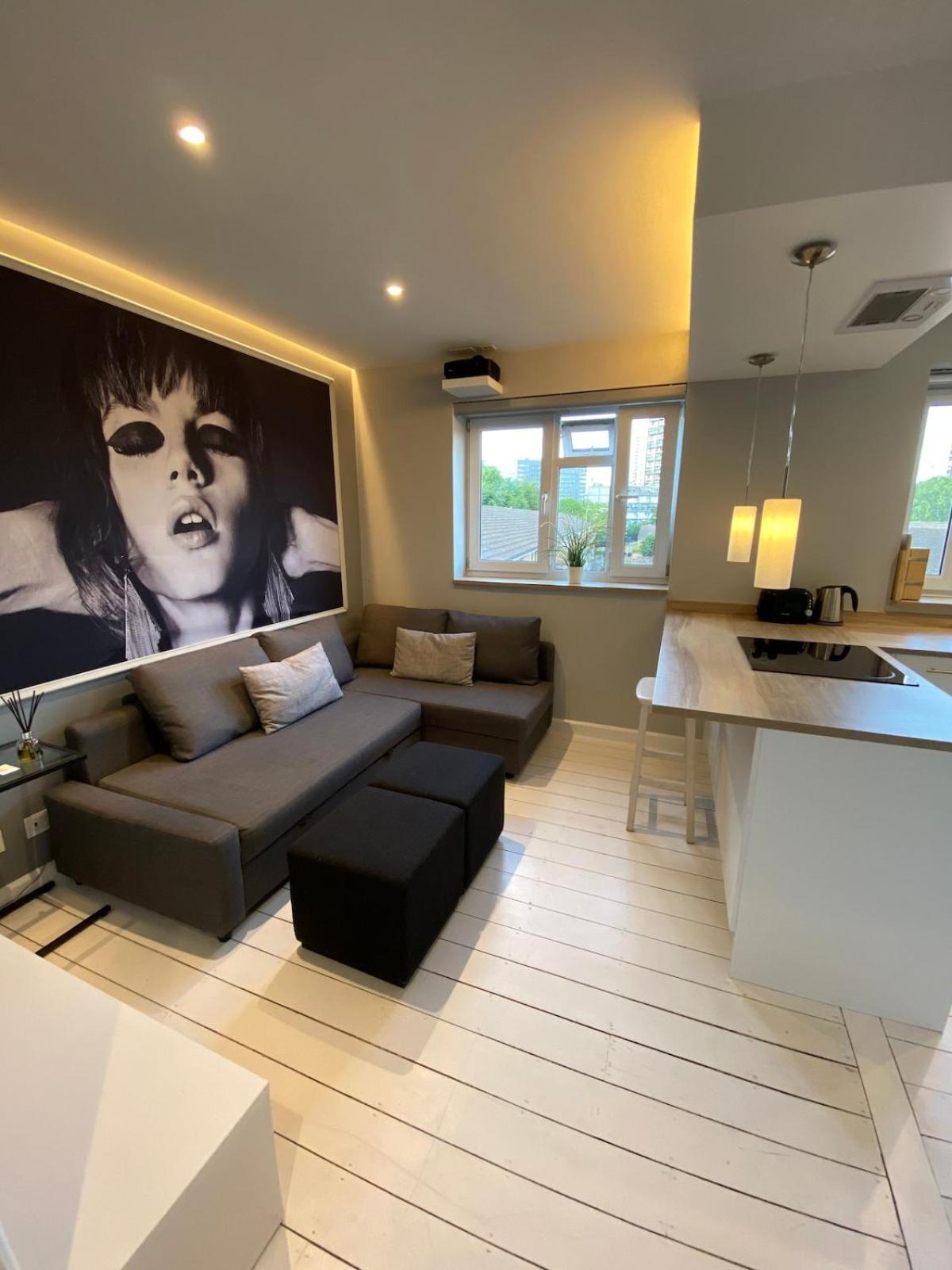 Newly Renovated - 70m2 Modern & Cosy - Balcony Lägenhet *