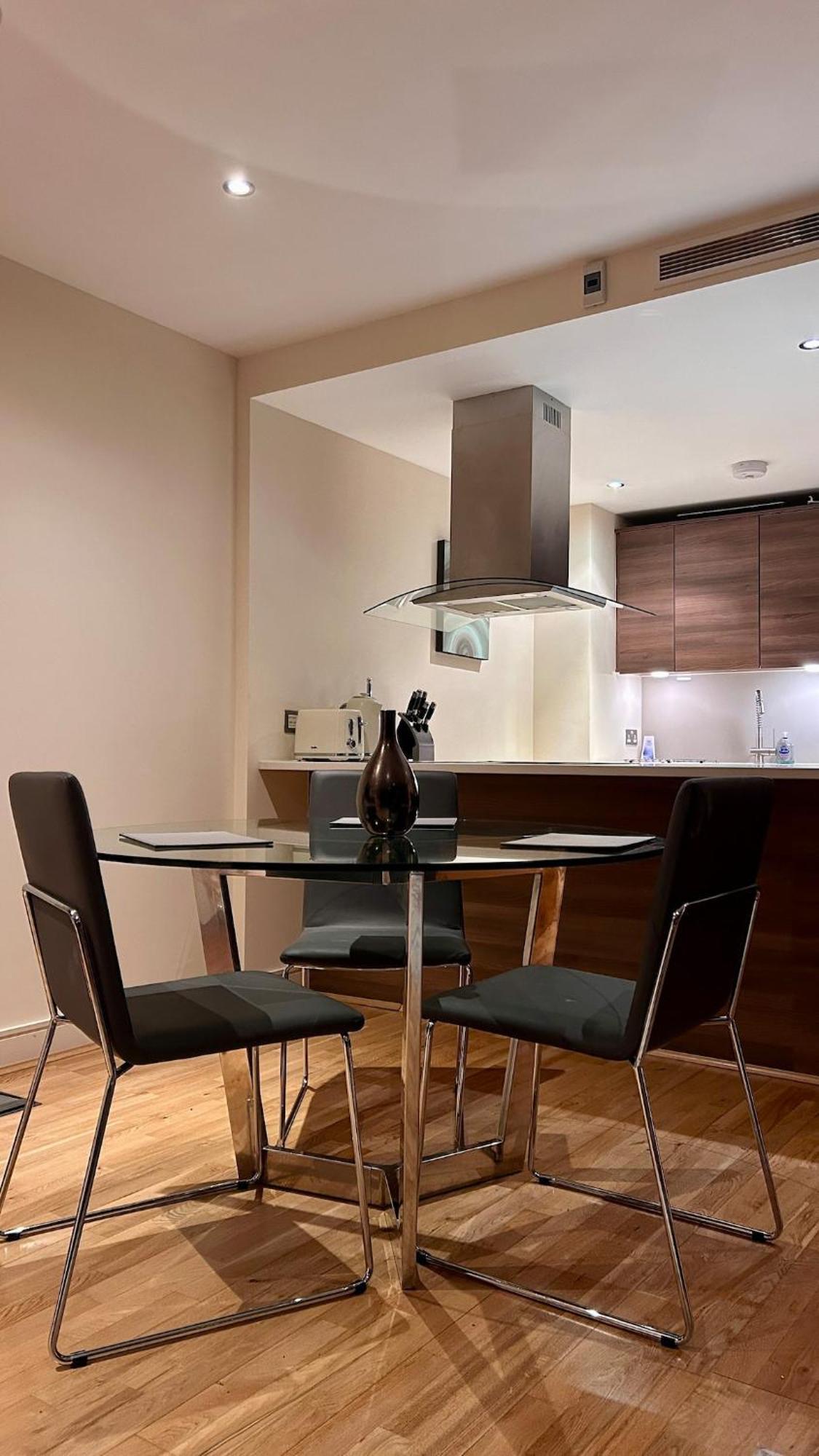 Comfortable & Well-located 2 Bed In Chelsea Lejlighed