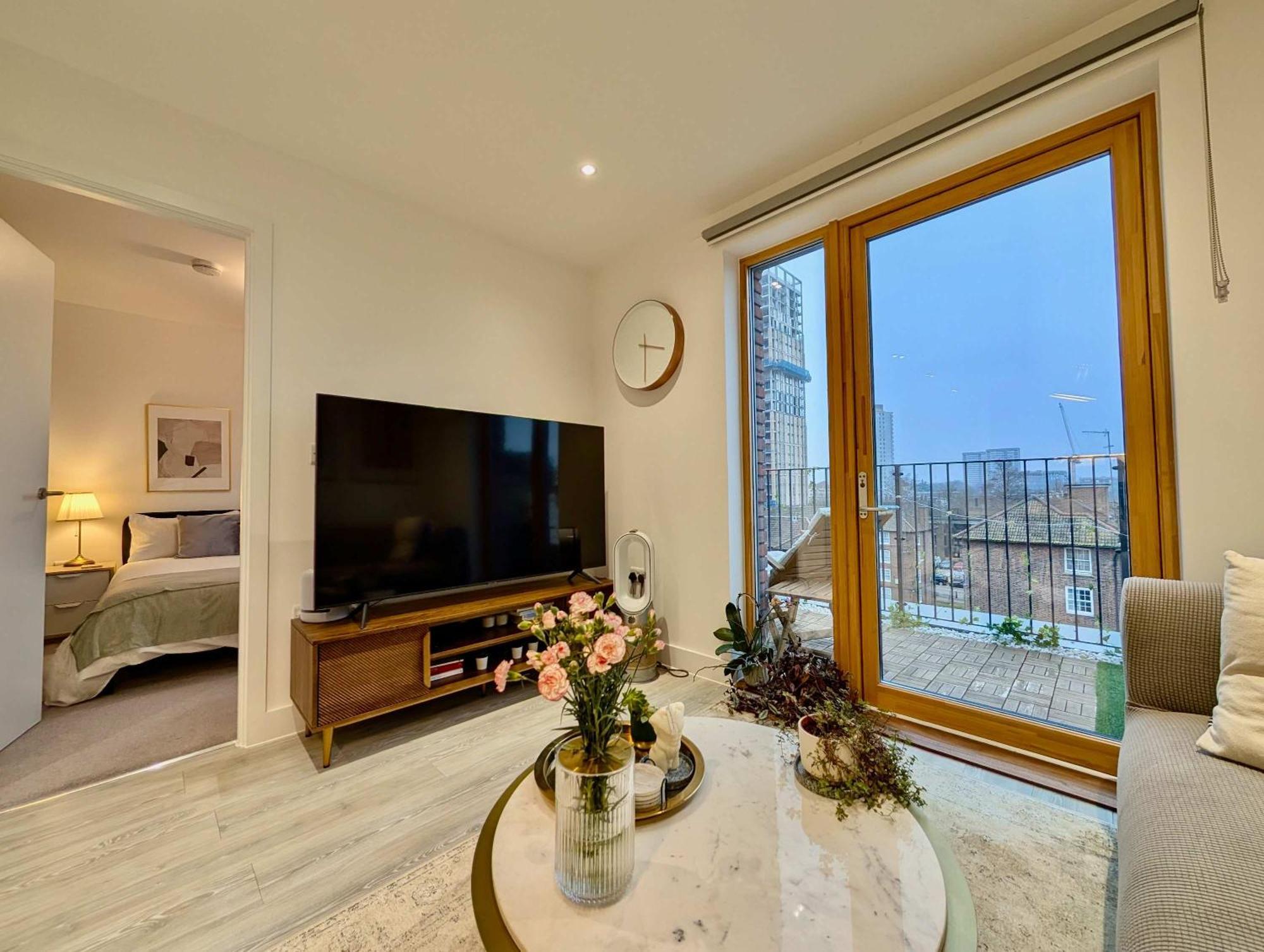 Appartement Charming Flat With Balcony In *
