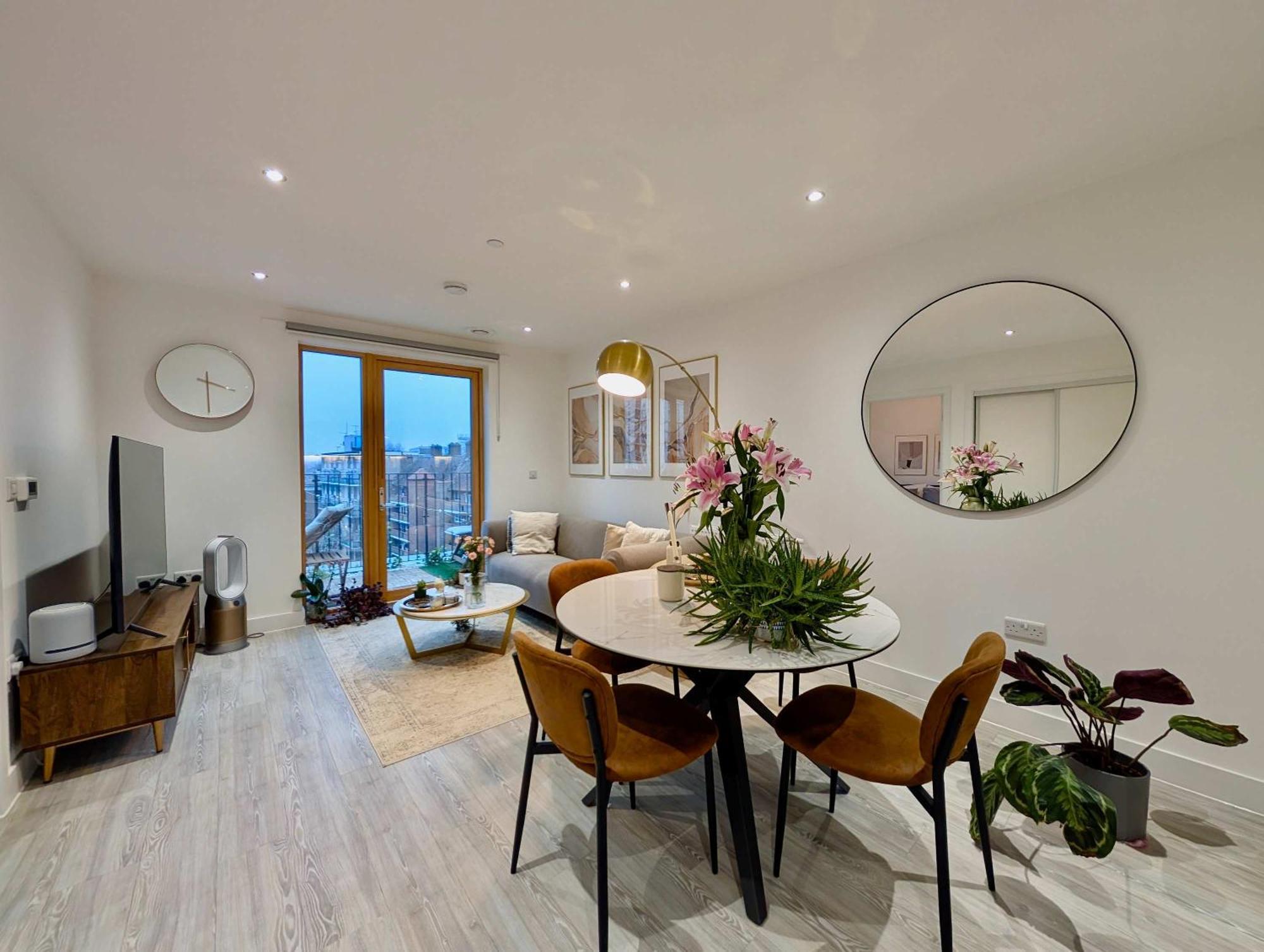 Charming Flat With Balcony In * Londen