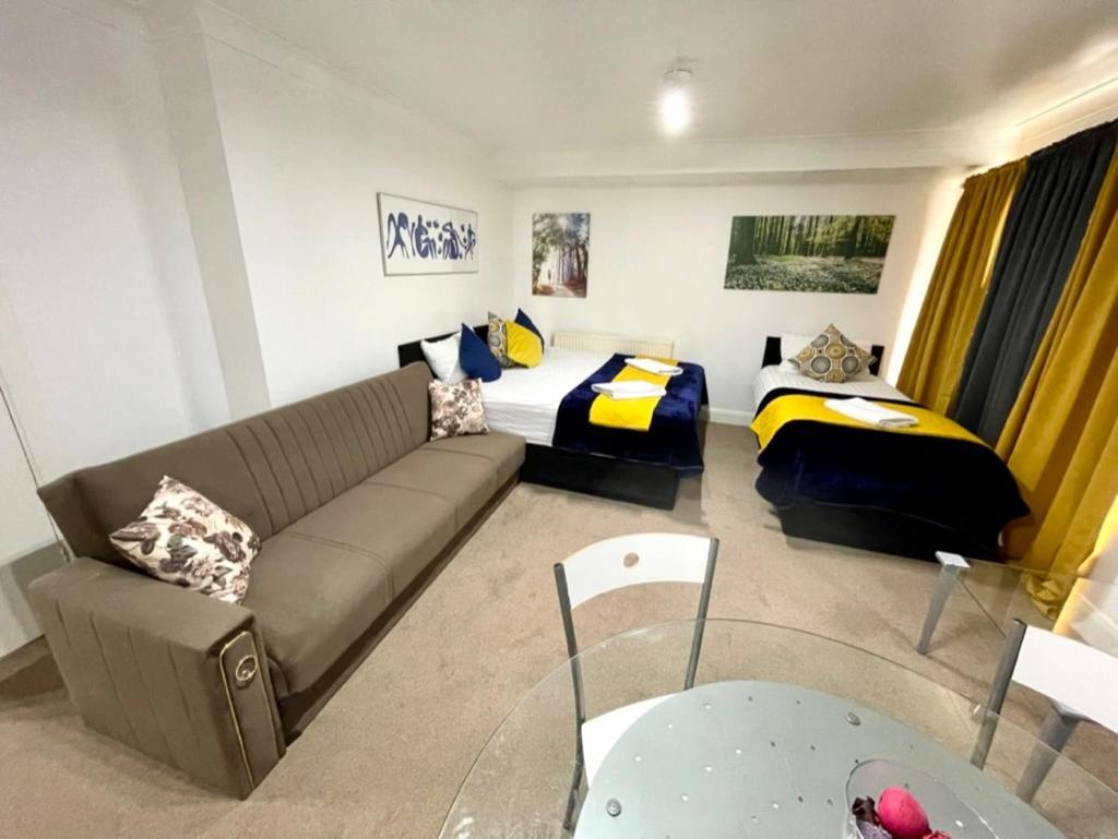 2 Bedrooms Modern Apartment, Full Kitchen, 5 Minutes Tube Station Apartment London