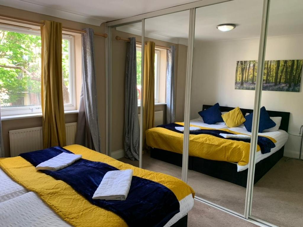 2 Bedrooms Modern Apartment, Full Kitchen, 5 Minutes Tube Station * London