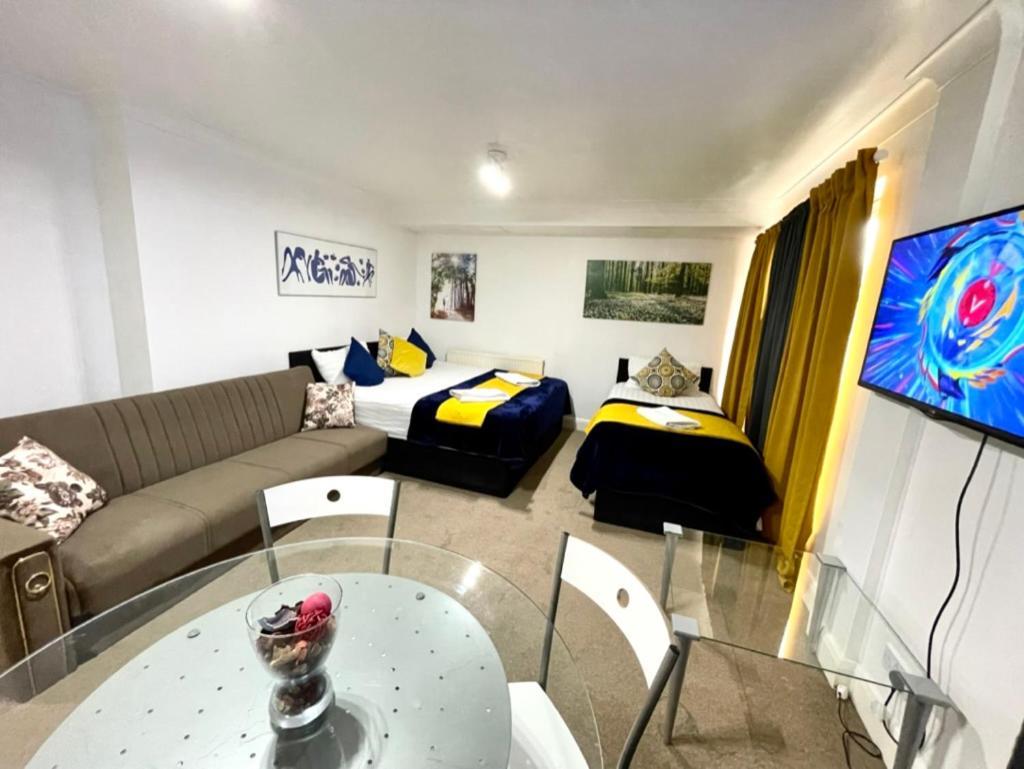 2 Bedrooms Modern Apartment, Full Kitchen, 5 Minutes Tube Station Apartment London