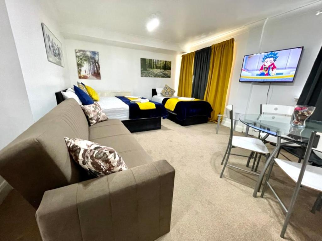2 Bedrooms Modern Apartment, Full Kitchen, 5 Minutes Tube Station *
