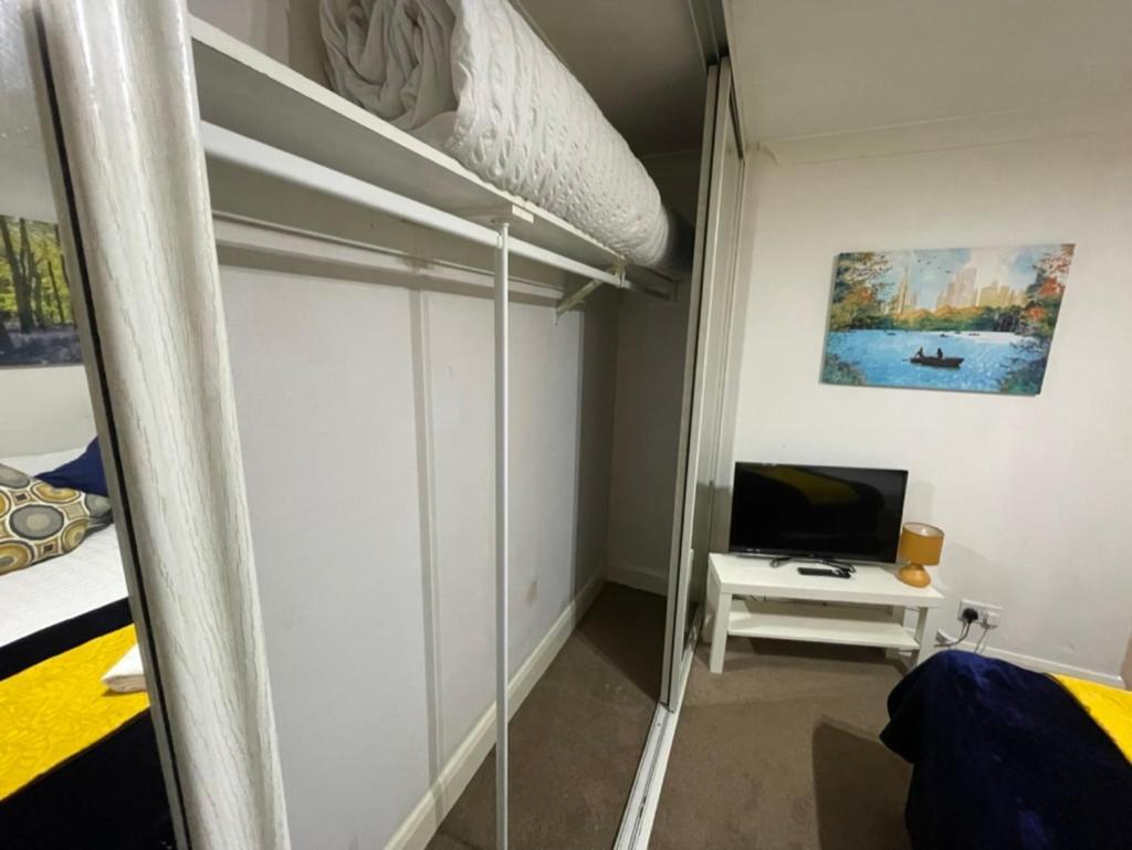 2 Bedrooms Modern Apartment, Full Kitchen, 5 Minutes Tube Station Apartment
