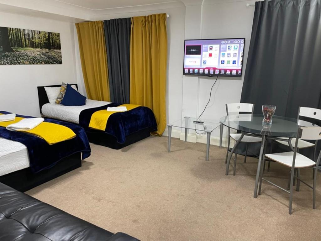 Apartment 2 Bedrooms Modern Apartment, Full Kitchen, 5 Minutes Tube Station *