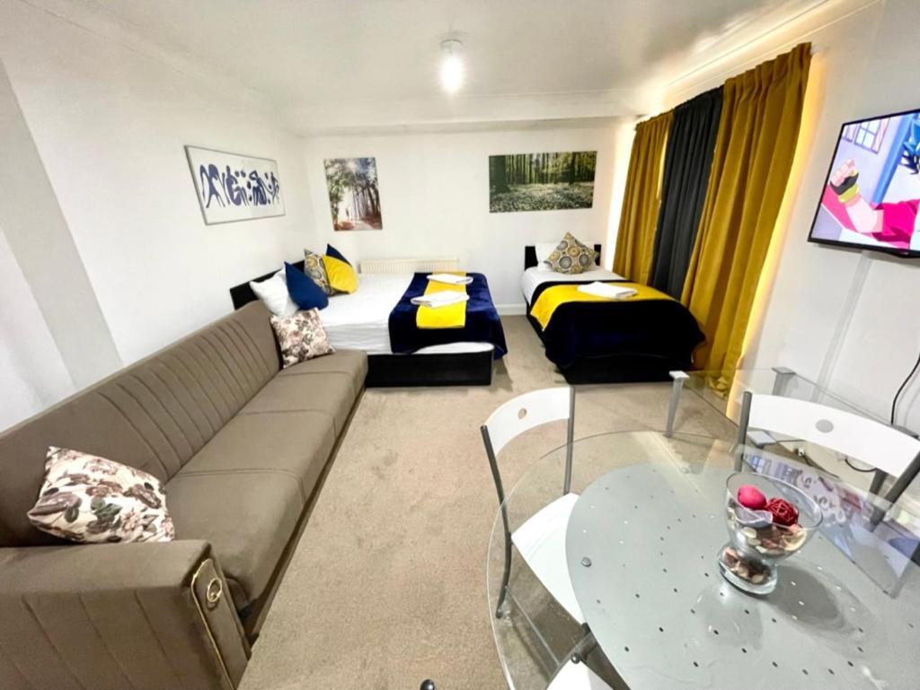 2 Bedrooms Modern Apartment, Full Kitchen, 5 Minutes Tube Station London