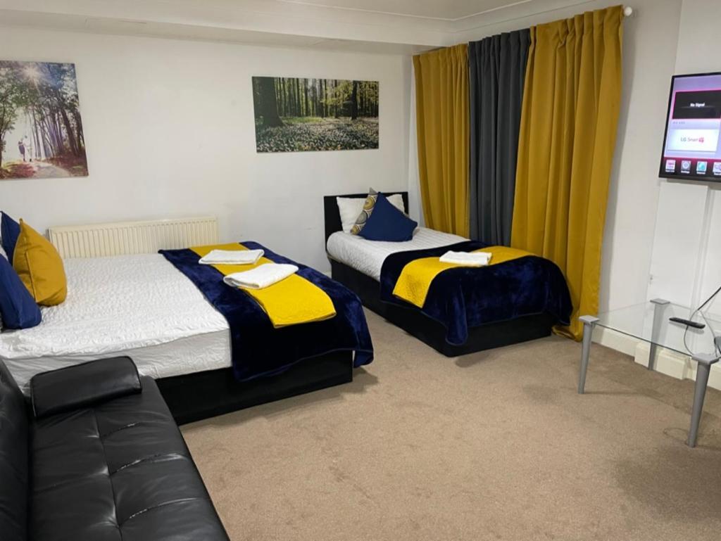 2 Bedrooms Modern Apartment, Full Kitchen, 5 Minutes Tube Station Apartment London