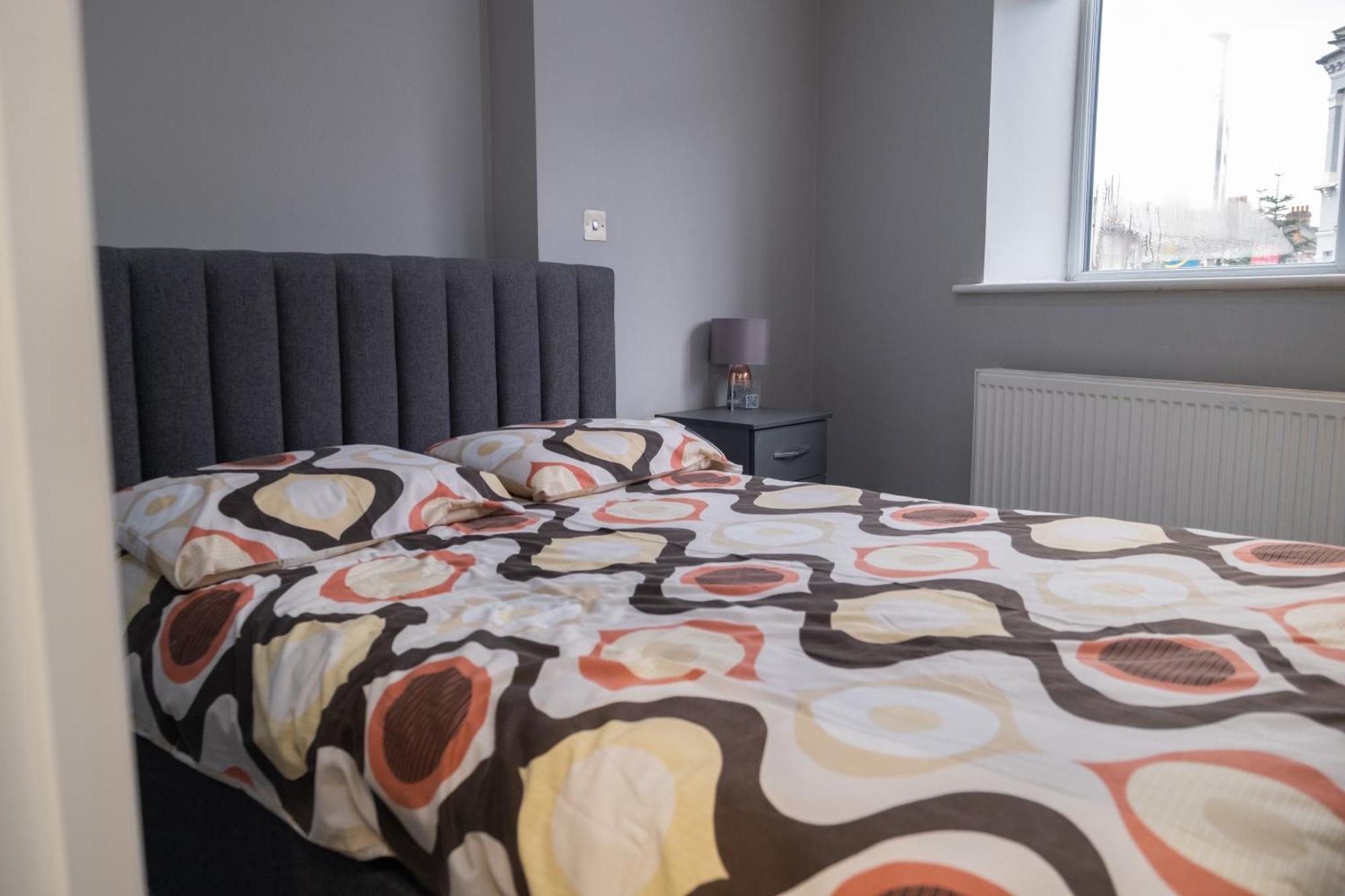 Spacious 2 Bed 2 Bath With Free Parking For 2 Cars And Underground Station Zone 2 For Quick Access To Up To 10 Guests * Londra