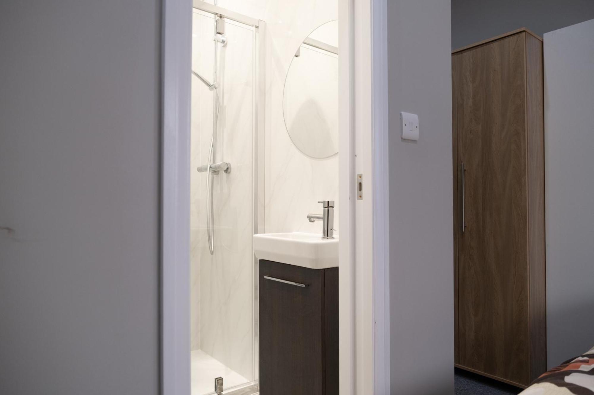 Spacious 2 Bed 2 Bath With Free Parking For 2 Cars And Underground Station Zone 2 For Quick Access To Up To 10 Guests Appartamento