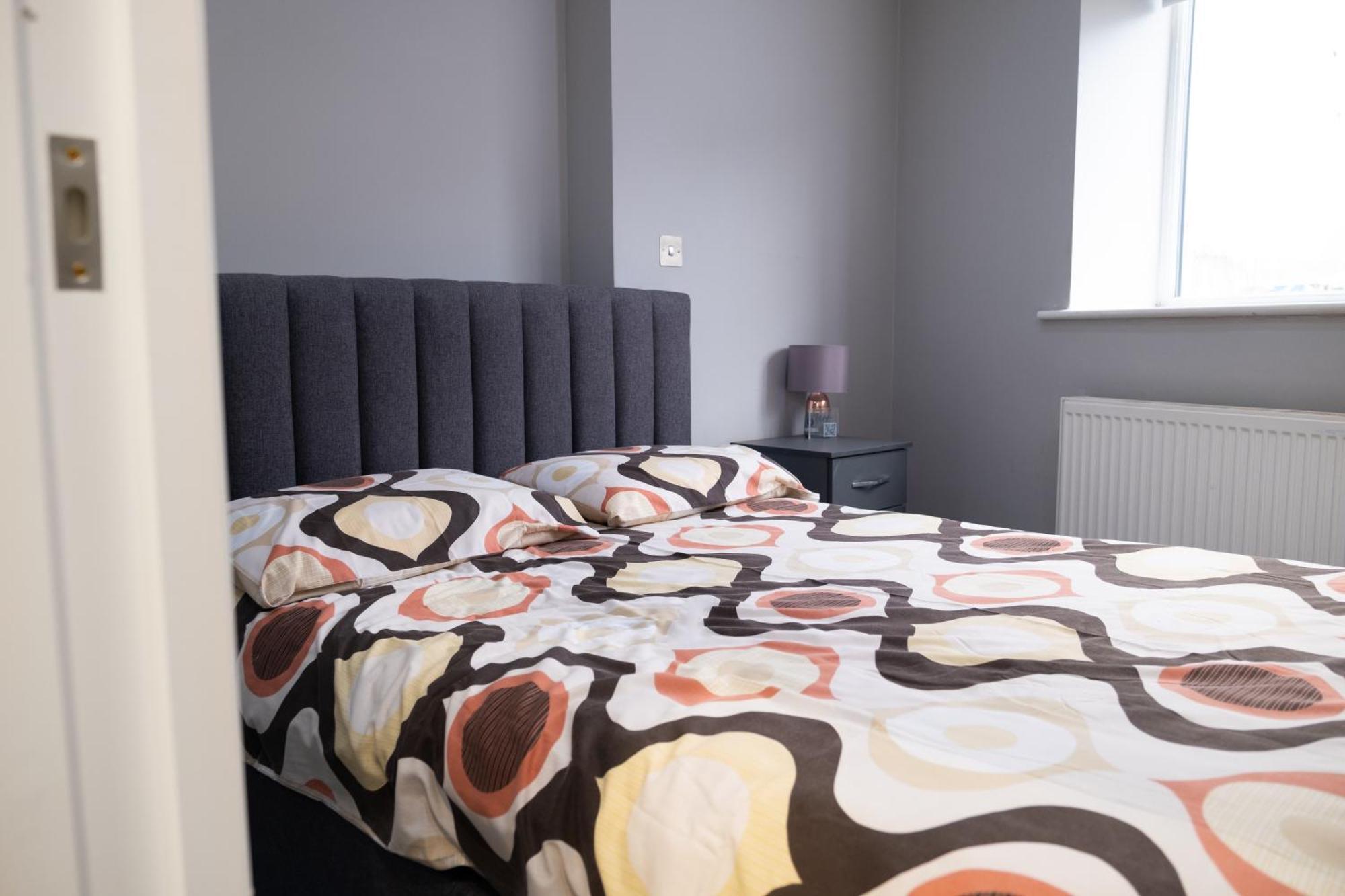 Spacious 2 Bed 2 Bath With Free Parking For 2 Cars And Underground Station Zone 2 For Quick Access To Up To 10 Guests Appartamento Londra