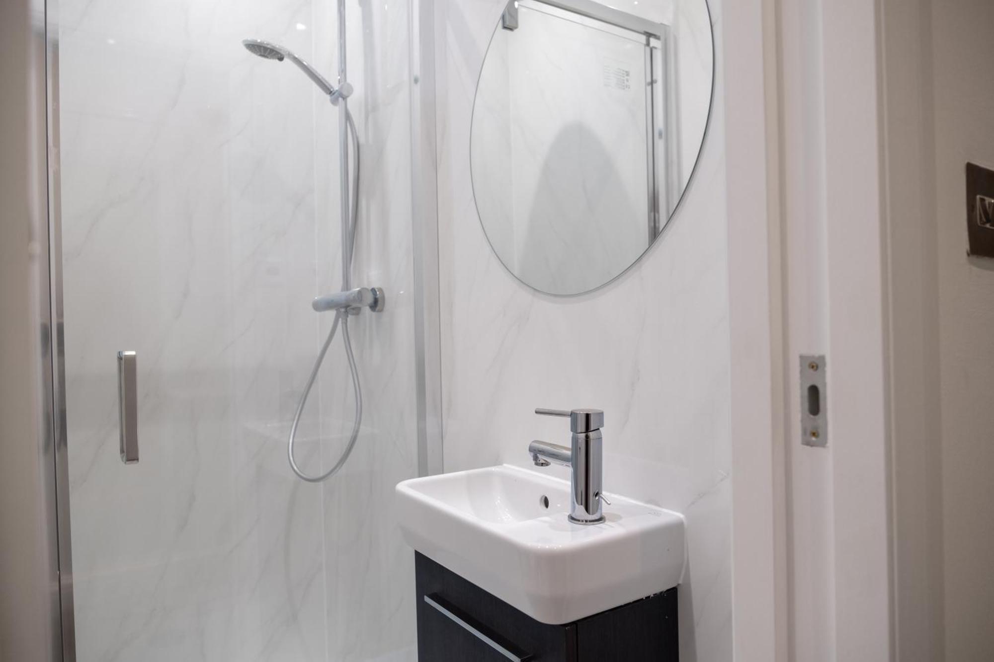 Appartamento Spacious 2 Bed 2 Bath With Free Parking For 2 Cars And Underground Station Zone 2 For Quick Access To Up To 10 Guests Londra