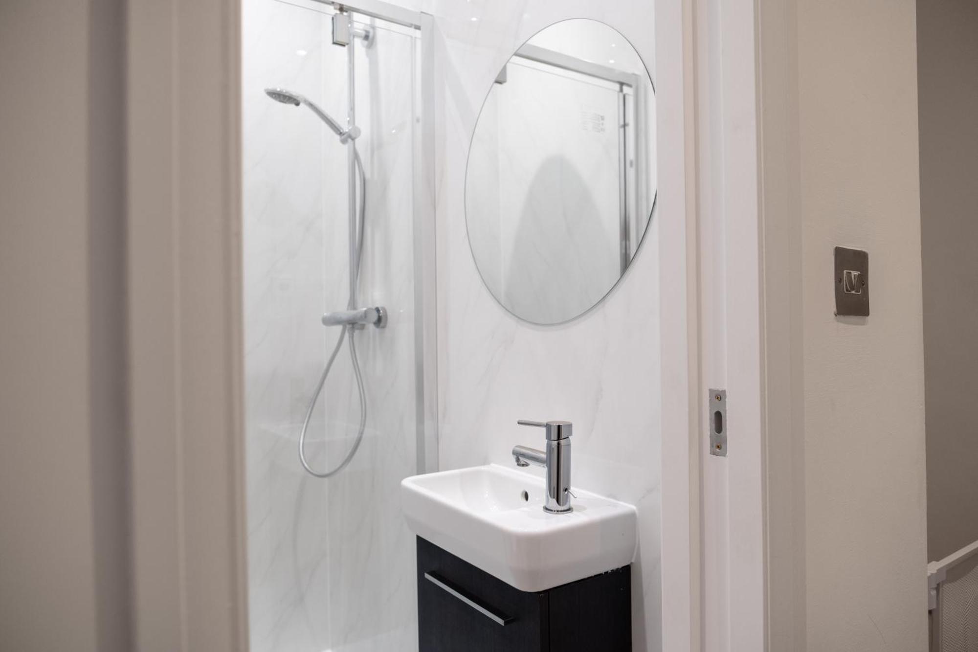 Spacious 2 Bed 2 Bath With Free Parking For 2 Cars And Underground Station Zone 2 For Quick Access To Up To 10 Guests Londra