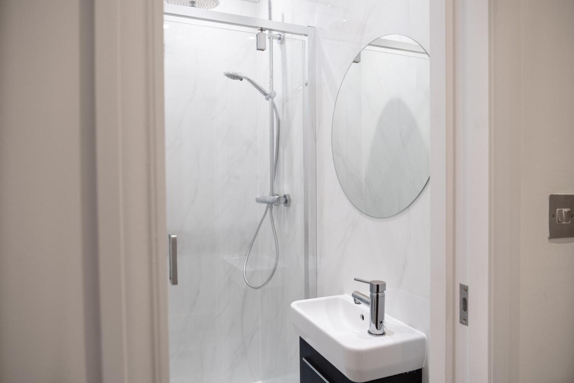 Spacious 2 Bed 2 Bath With Free Parking For 2 Cars And Underground Station Zone 2 For Quick Access To Up To 10 Guests Appartamento