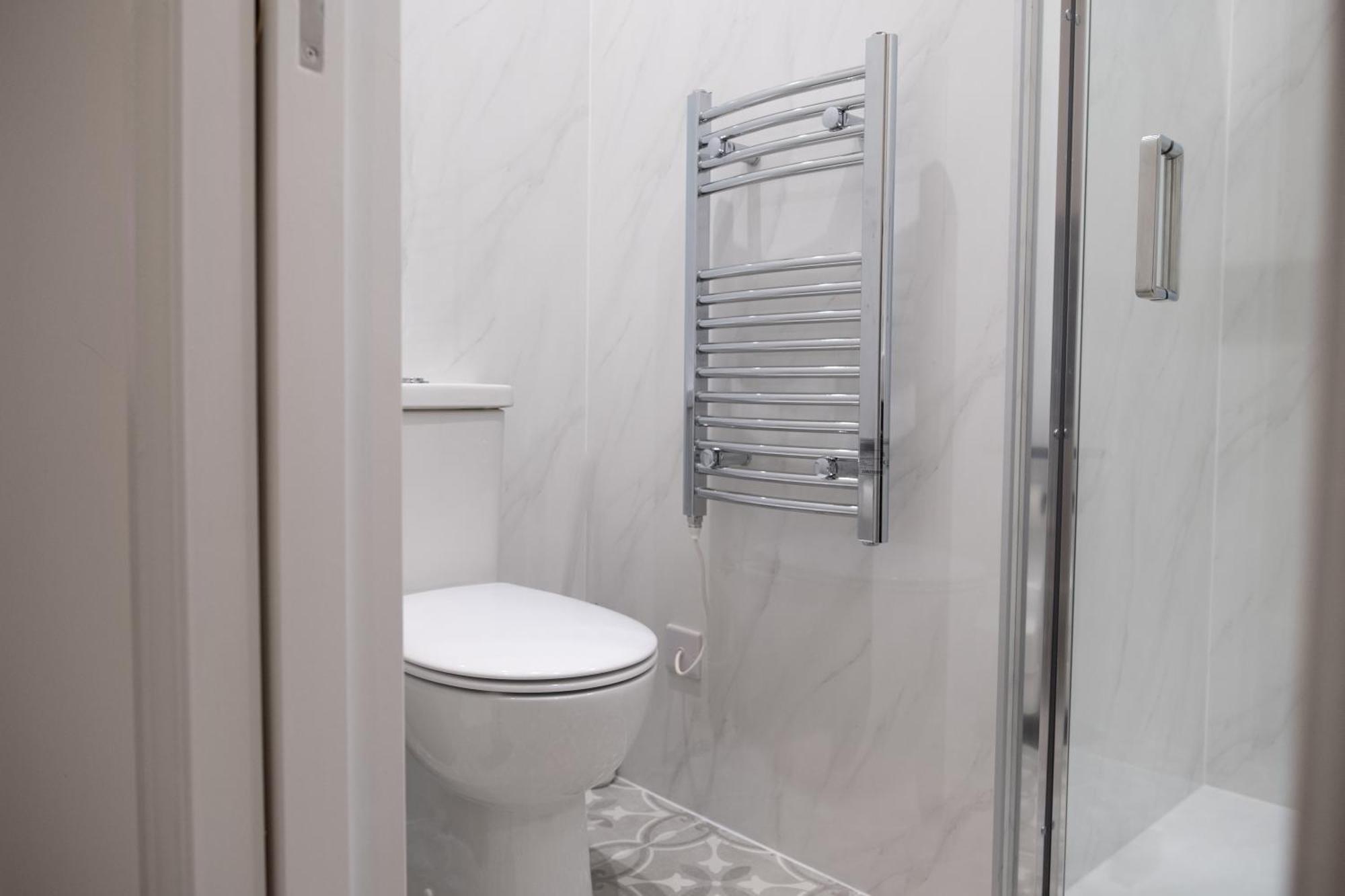 Spacious 2 Bed 2 Bath With Free Parking For 2 Cars And Underground Station Zone 2 For Quick Access To Up To 10 Guests Appartamento *