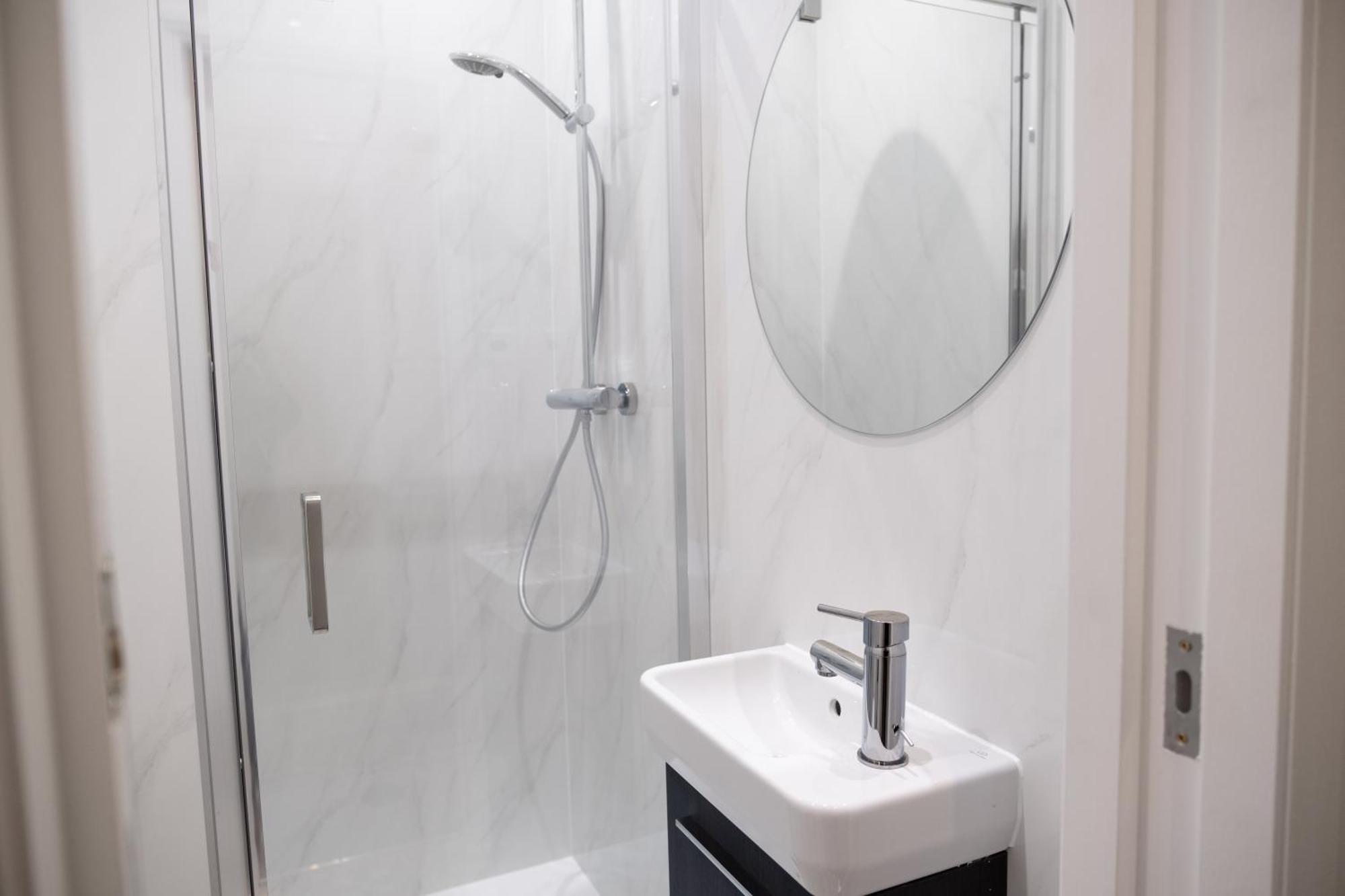 Appartamento Spacious 2 Bed 2 Bath With Free Parking For 2 Cars And Underground Station Zone 2 For Quick Access To Up To 10 Guests *