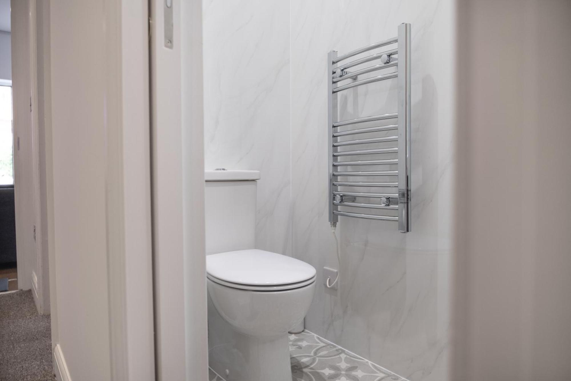 Spacious 2 Bed 2 Bath With Free Parking For 2 Cars And Underground Station Zone 2 For Quick Access To Up To 10 Guests Appartamento Londra