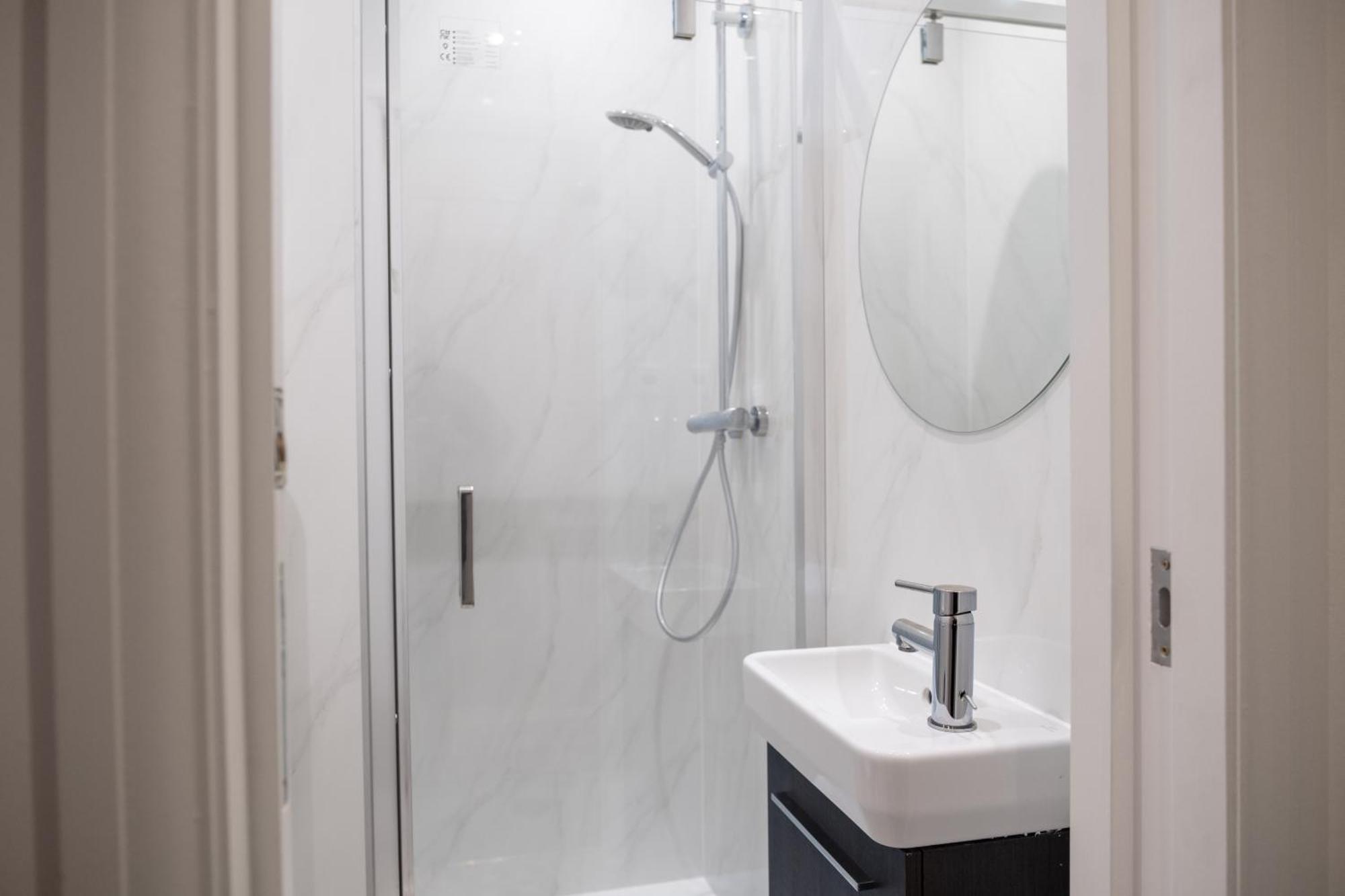 Spacious 2 Bed 2 Bath With Free Parking For 2 Cars And Underground Station Zone 2 For Quick Access To Up To 10 Guests Appartamento *