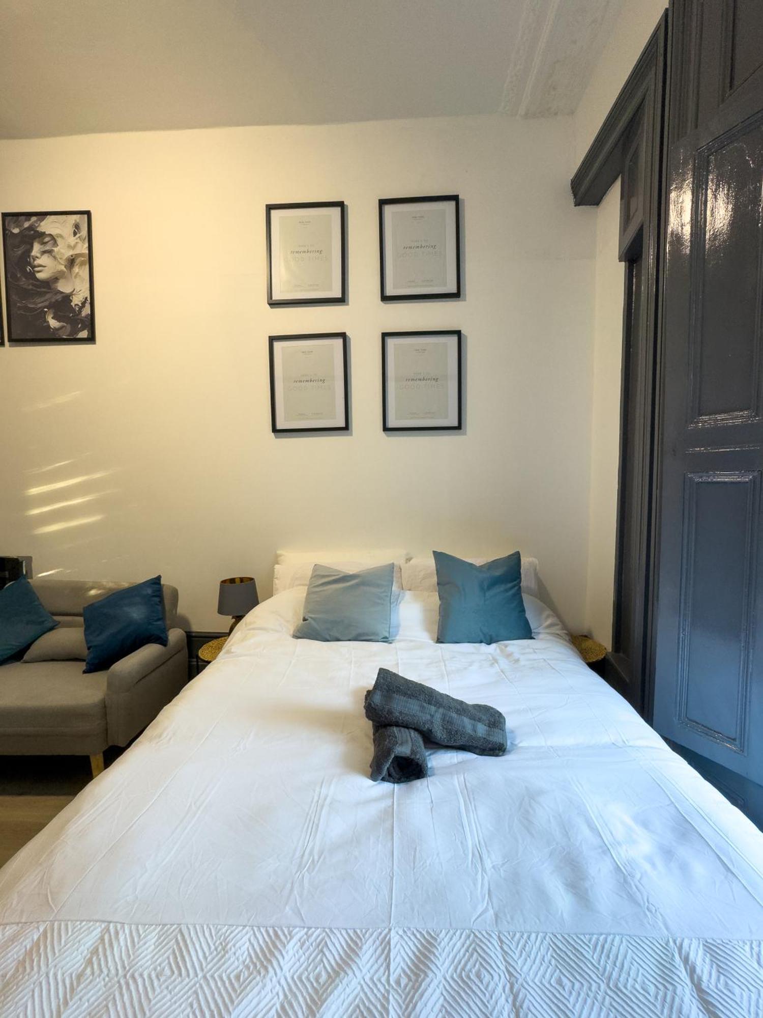 3 Min From Station, Flat Apartment London