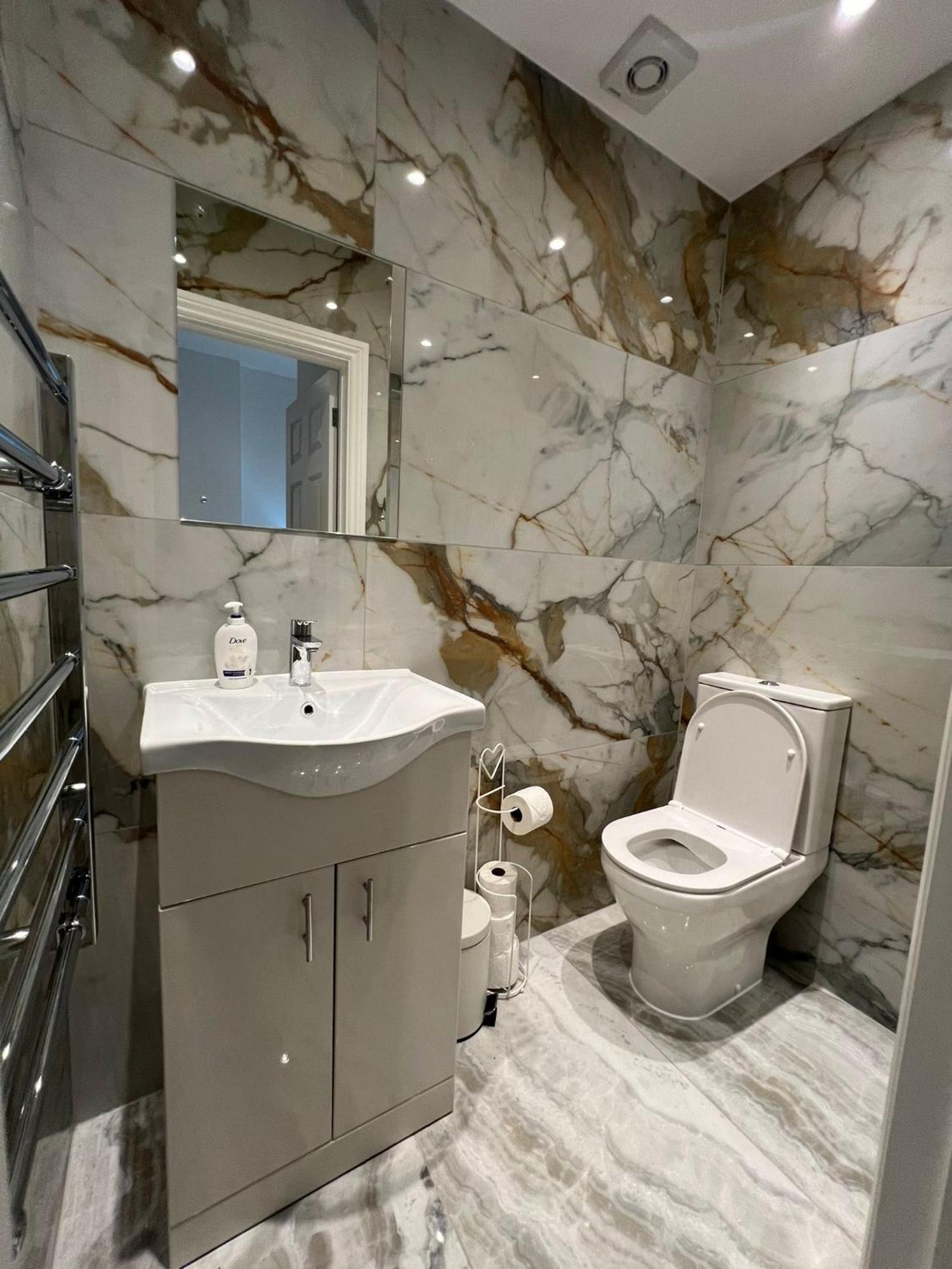 Charming In West Ealing, 12 Mins To By Train, Free Parking, 8-min Walk To Station Apartment
