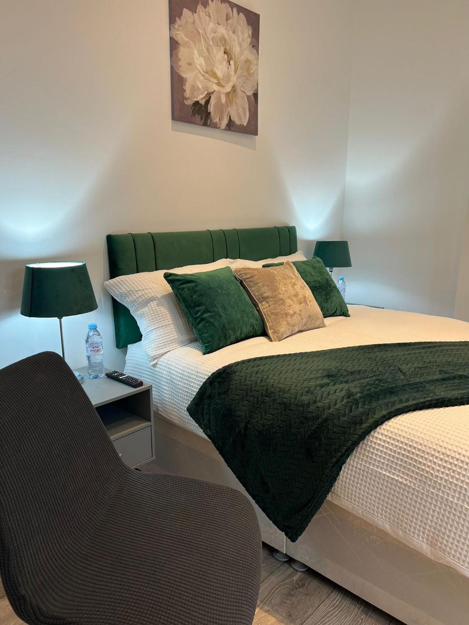 Charming In West Ealing, 12 Mins To By Train, Free Parking, 8-min Walk To Station London