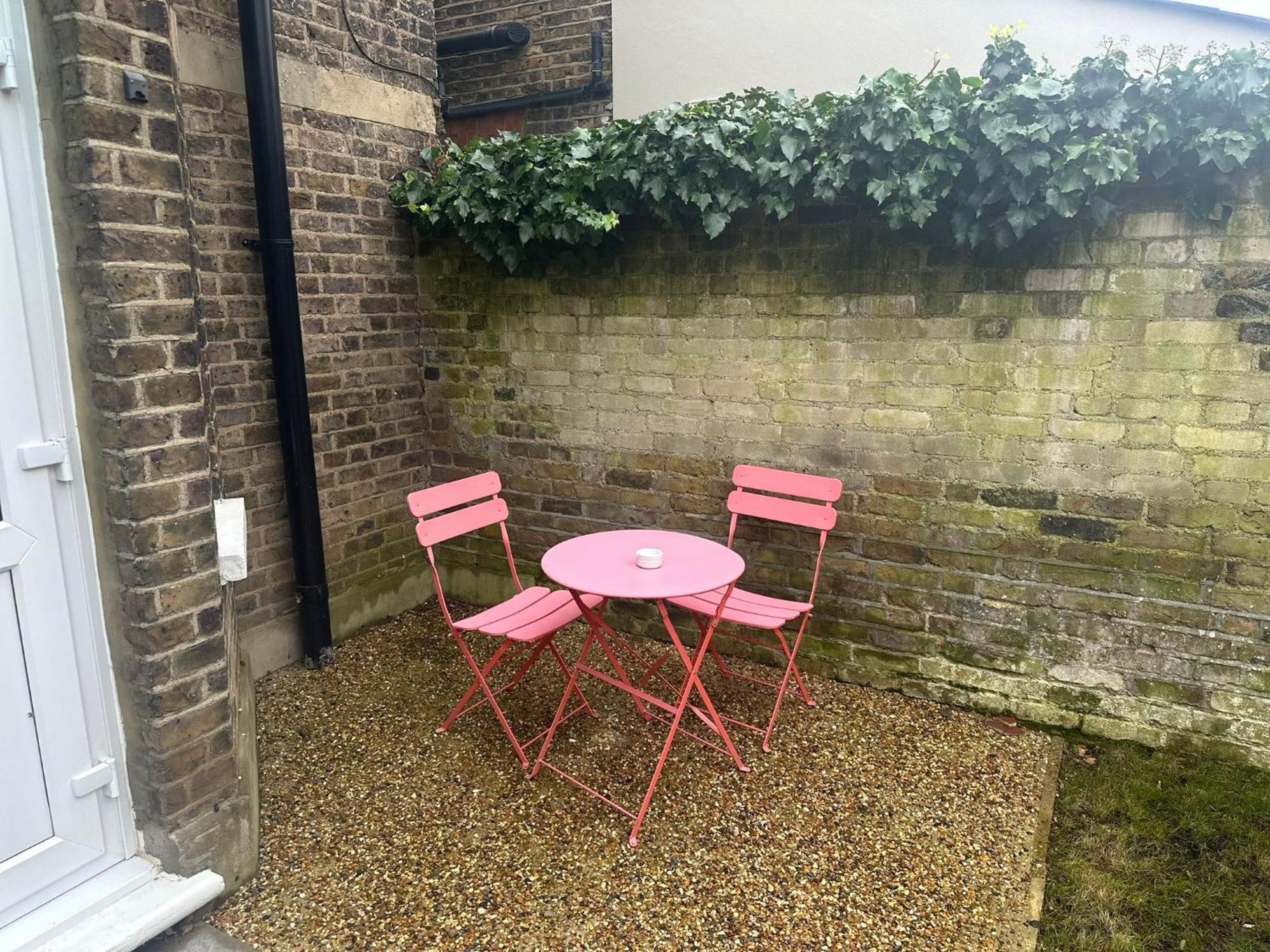 Charming In West Ealing, 12 Mins To By Train, Free Parking, 8-min Walk To Station Apartment