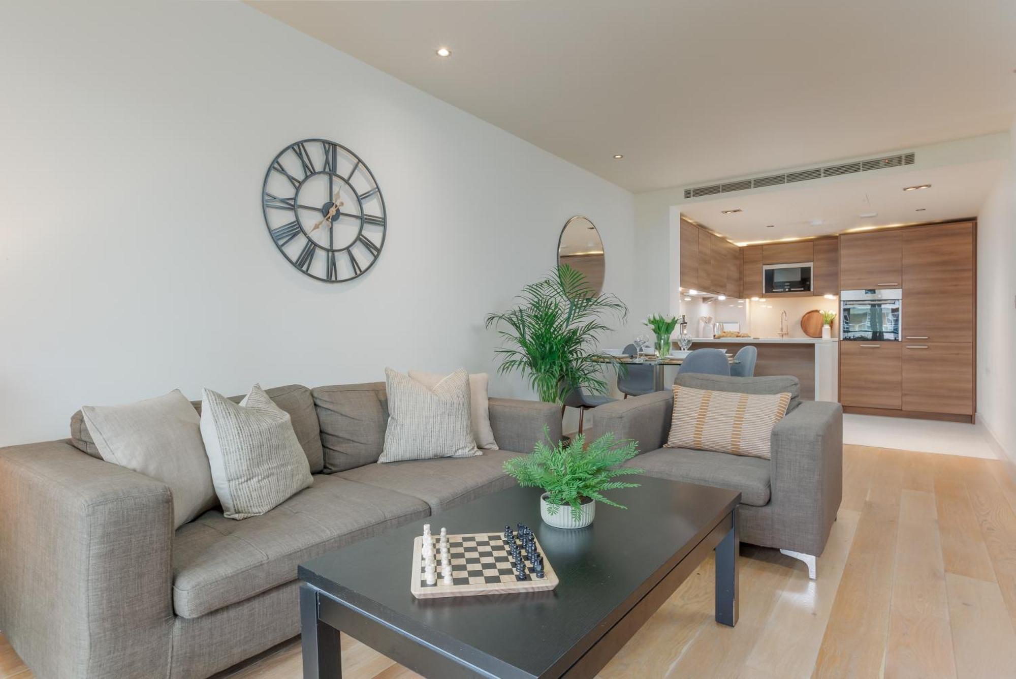 Starhost Residences - Spacious 1-bedroom With Balcony London