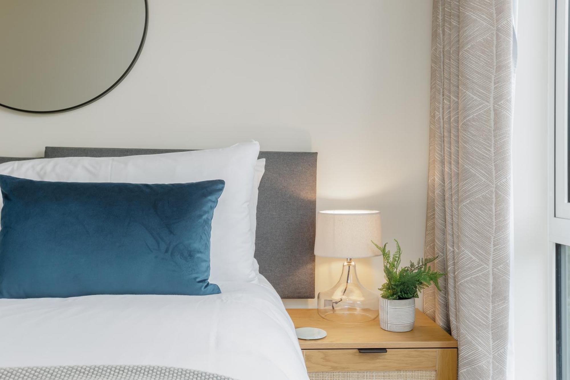 Starhost Residences - Spacious 1-bedroom With Balcony * London