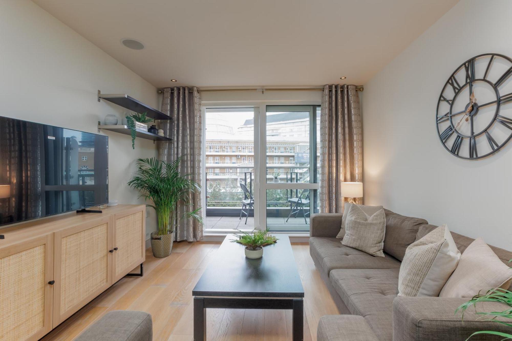 Starhost Residences - Spacious 1-bedroom With Balcony Apartment London