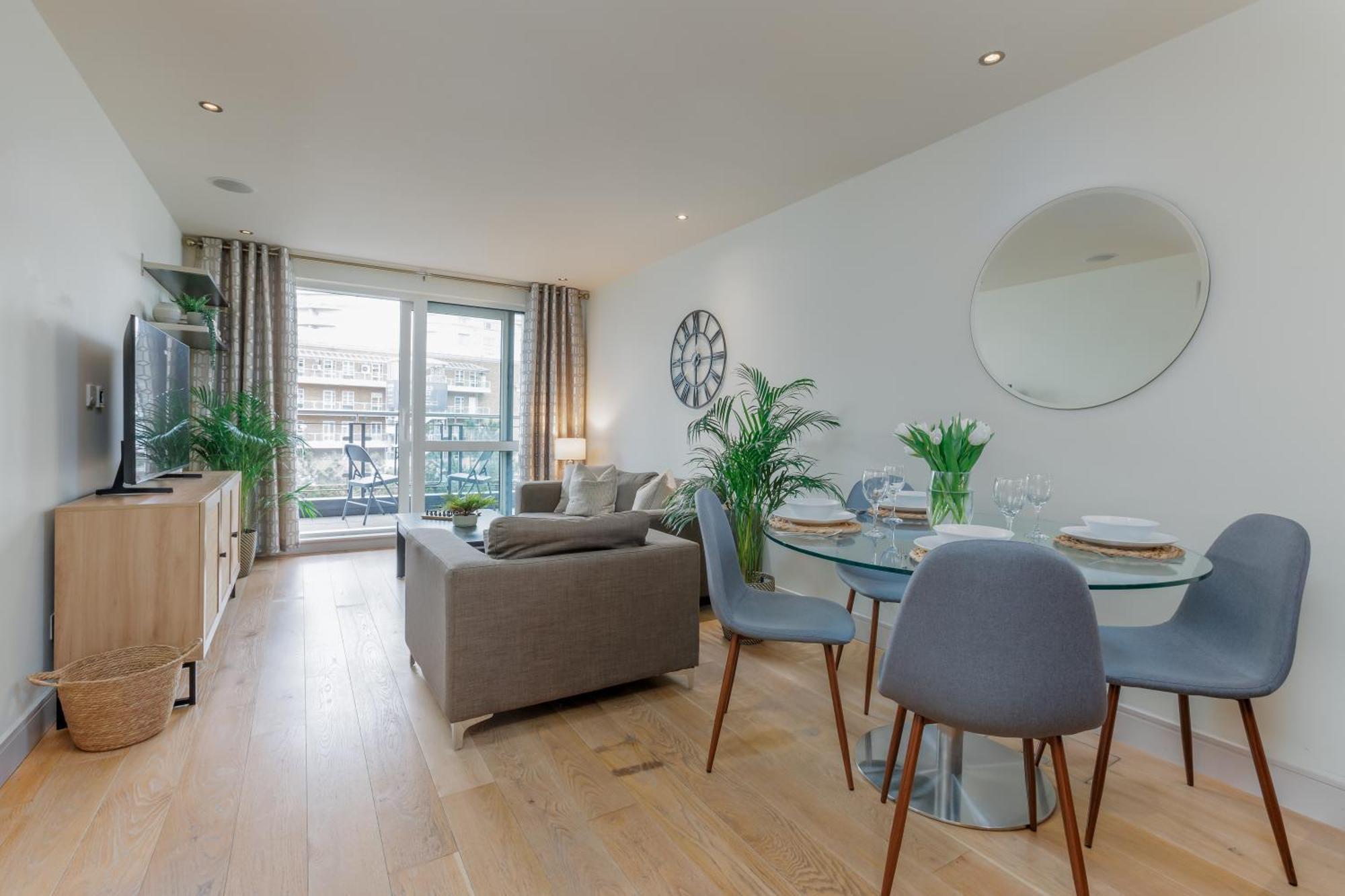 Apartment Starhost Residences - Spacious 1-bedroom With Balcony London