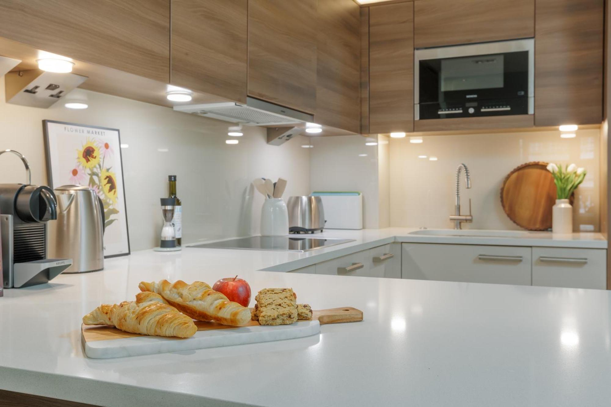 Starhost Residences - Spacious 1-bedroom With Balcony London