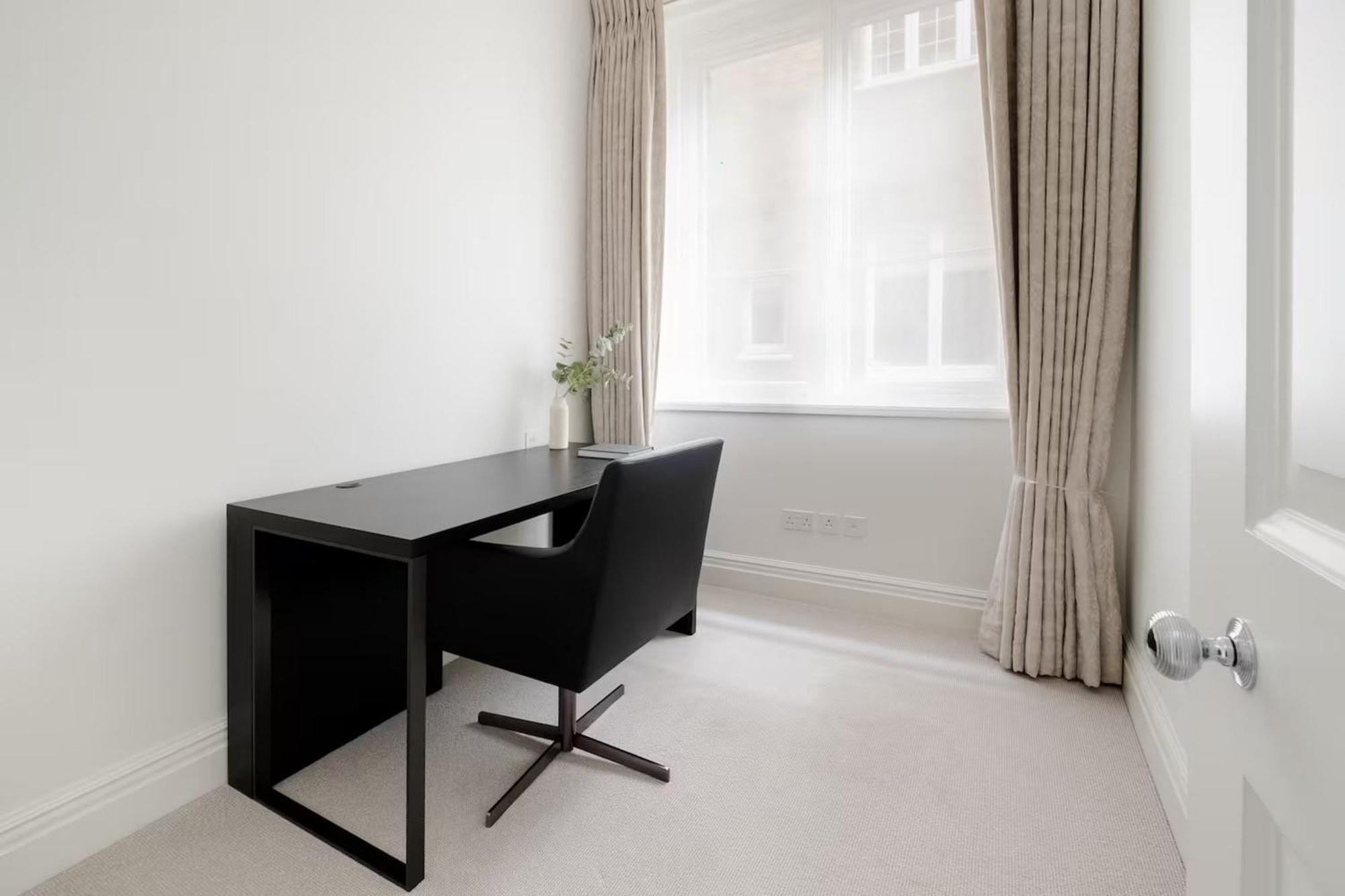 Exquisite Single-level Knightsbridge Flat Wlift Lägenhet