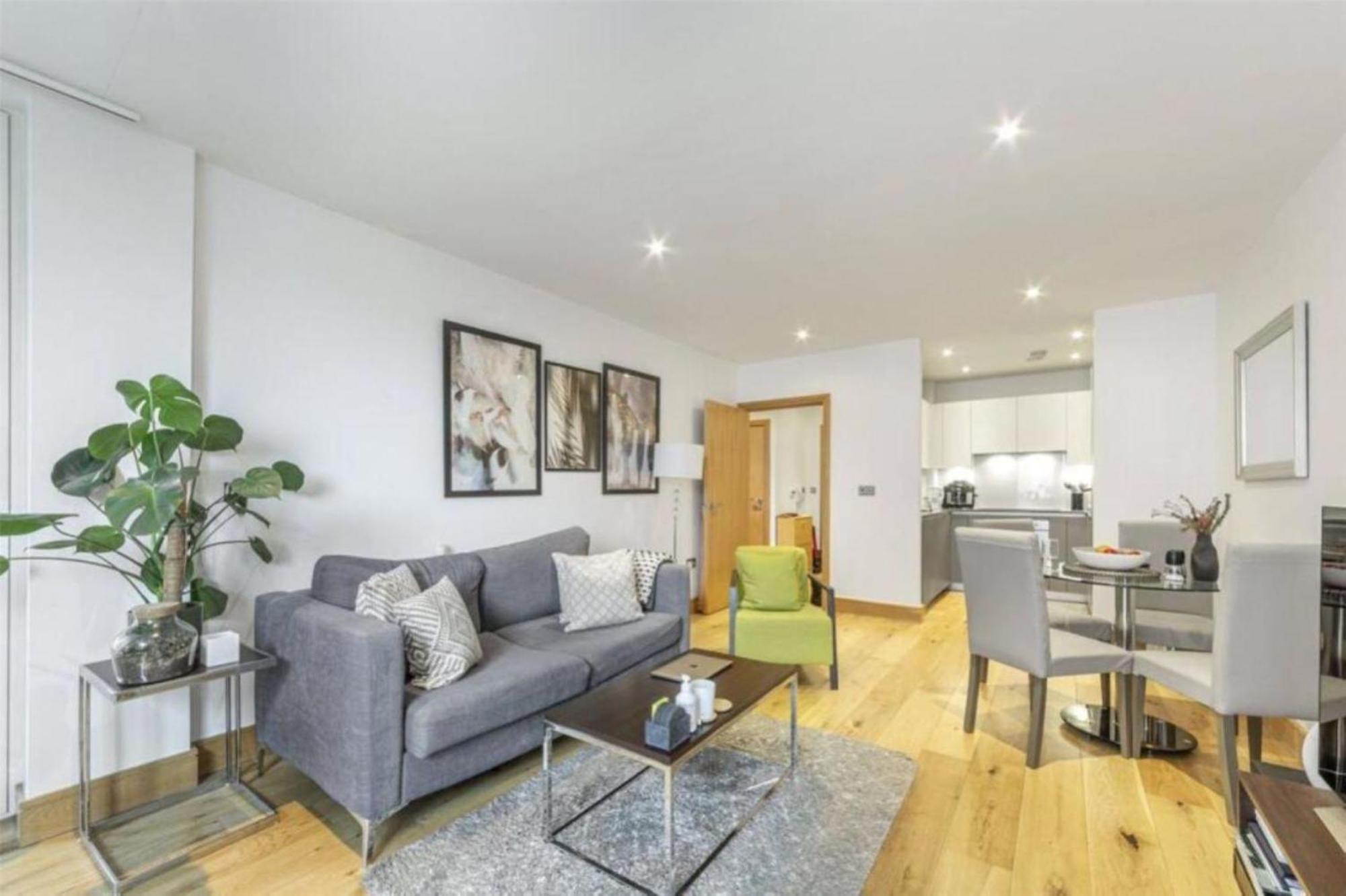 Beautiful Modern 2 Bedroom With Balcony Leilighet London