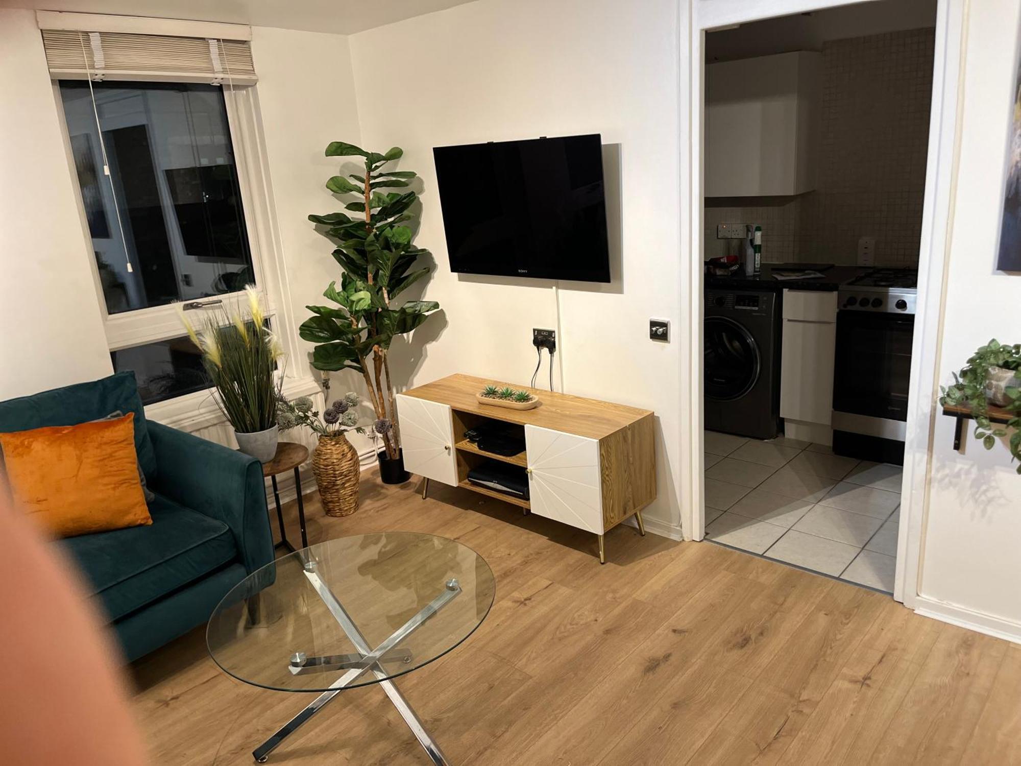 Facing Covent Garden Station Apartment *