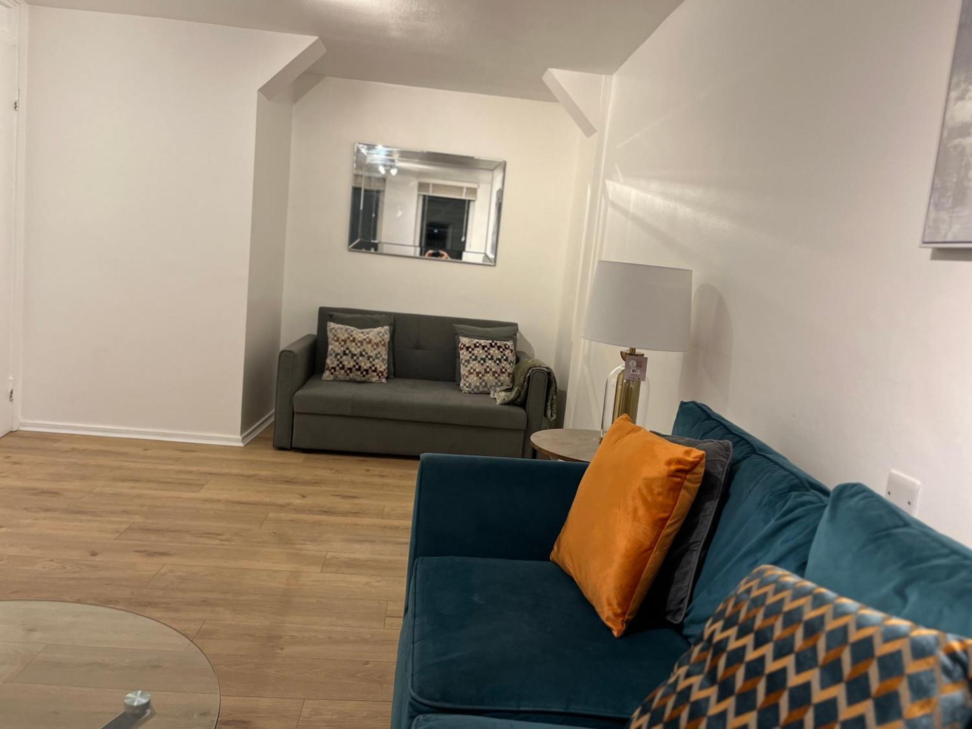 Apartment Facing Covent Garden Station *