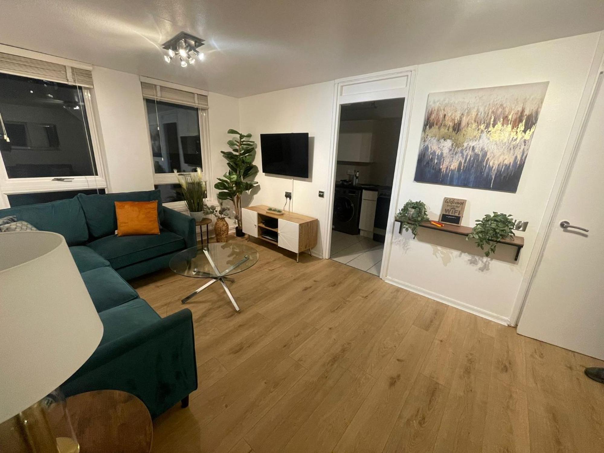 Facing Covent Garden Station Apartment *
