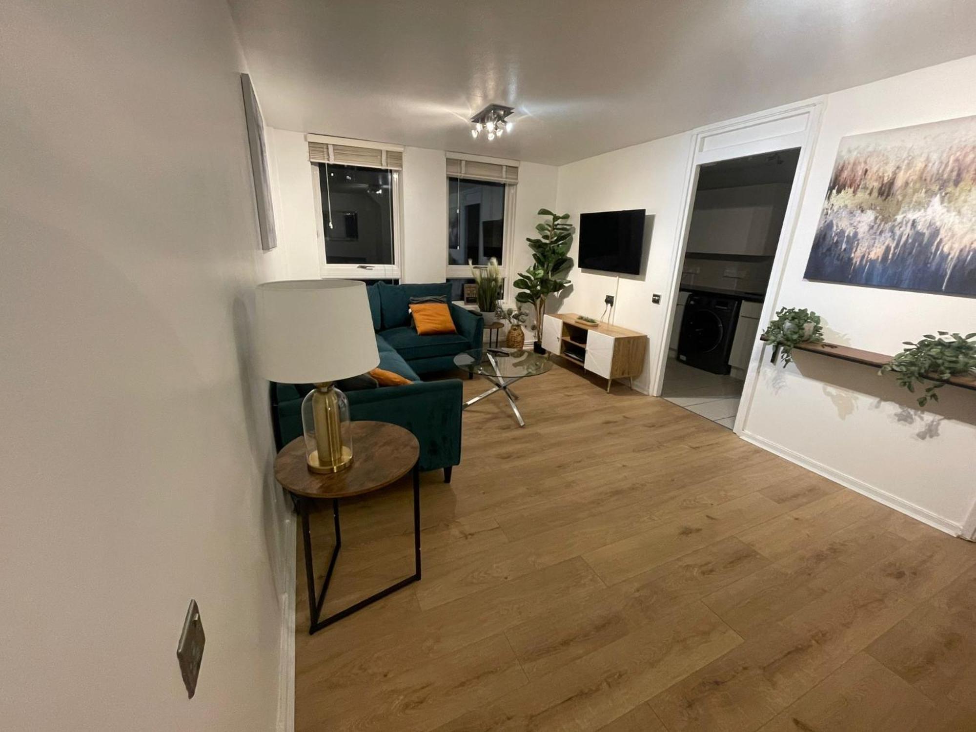 Facing Covent Garden Station Apartment *