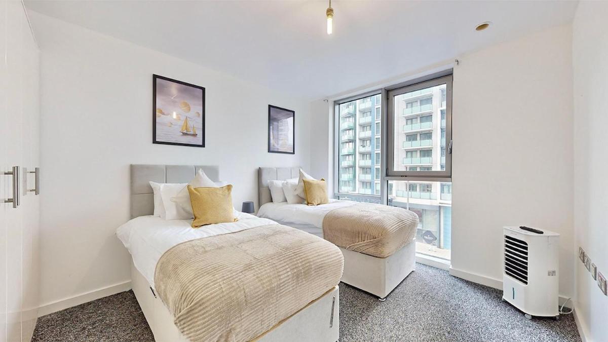 Appartement 10 Mins From Abba Arena With Free Parking Londen