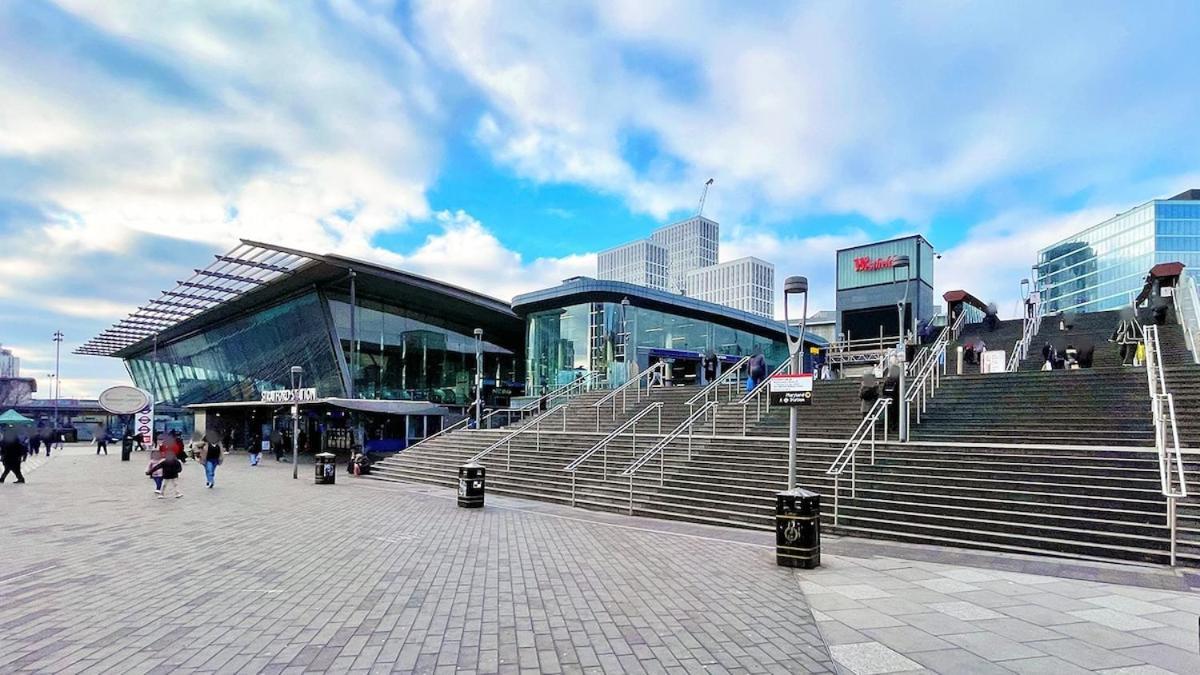 Appartement 10 Mins From Abba Arena With Free Parking Londen