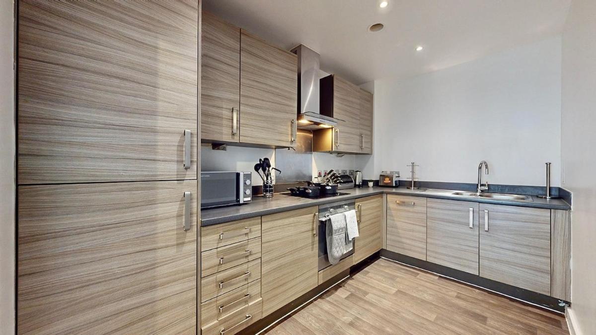 10 Mins From Abba Arena With Free Parking * Londen